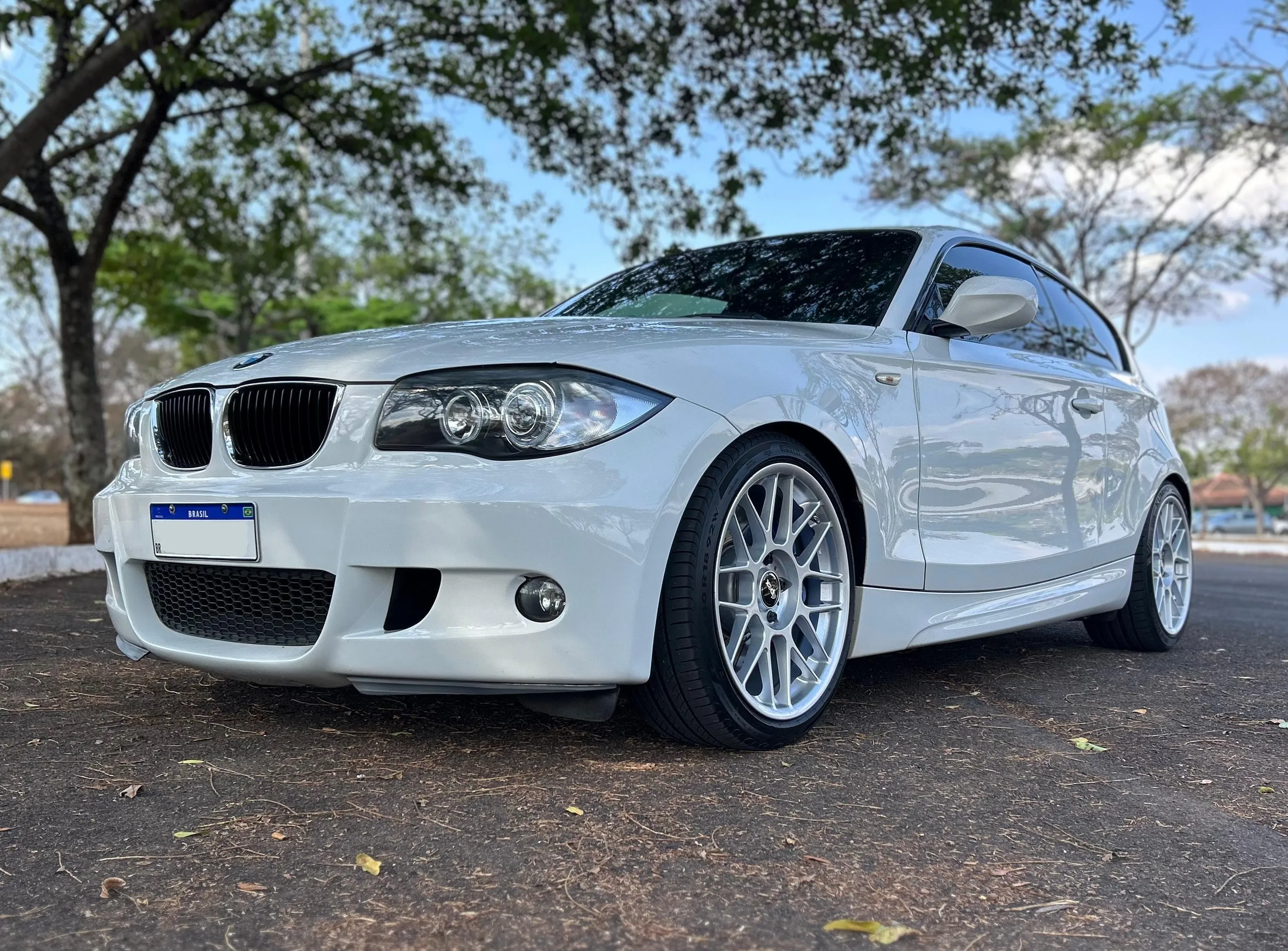 White BMW E82 Coupe 1 Series with 18" ARC-8 Apex wheels in Race Silver