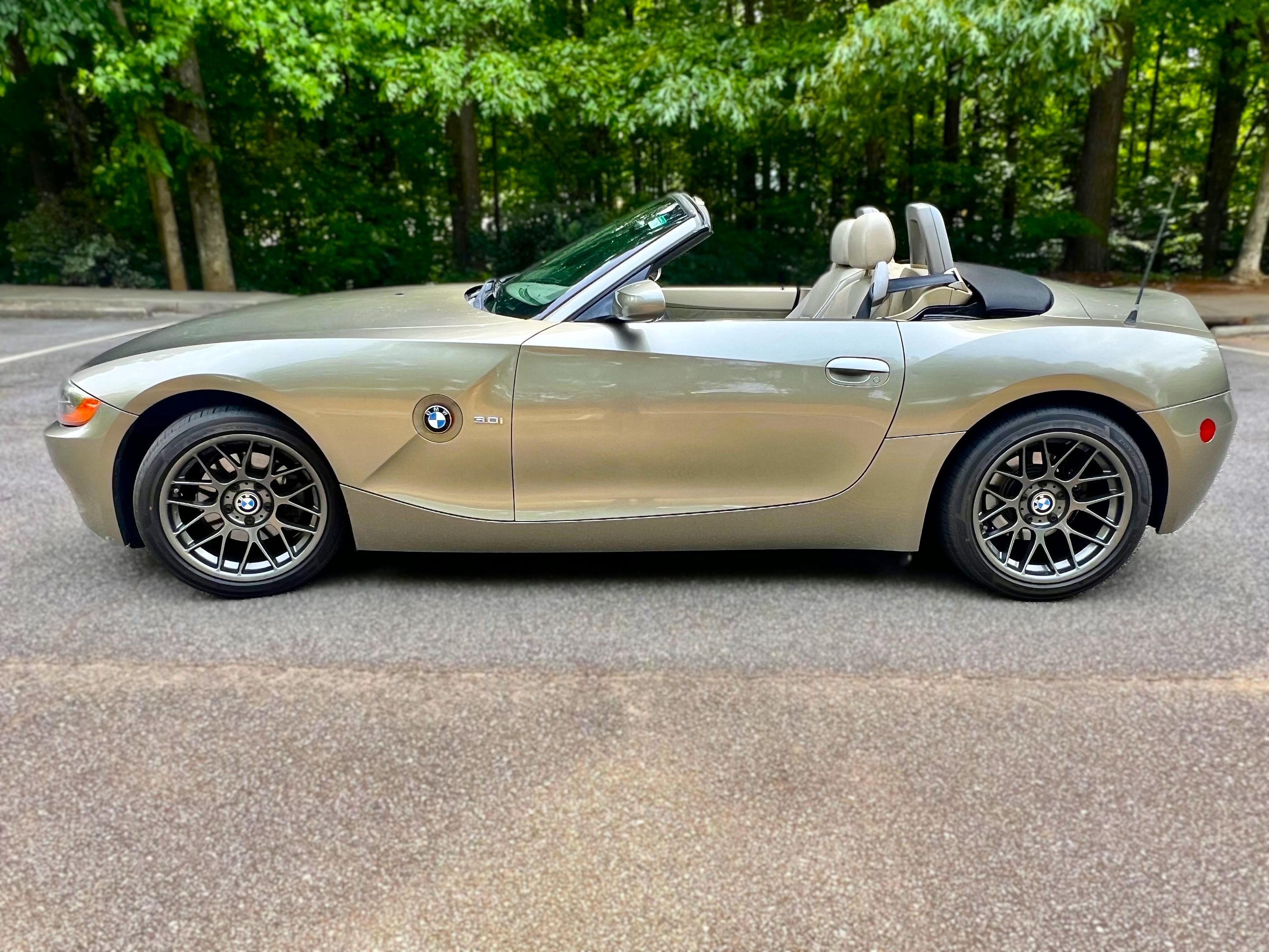 Silver BMW E85 Roadster Z4 with 17" ARC-8 Apex wheels in Anthracite