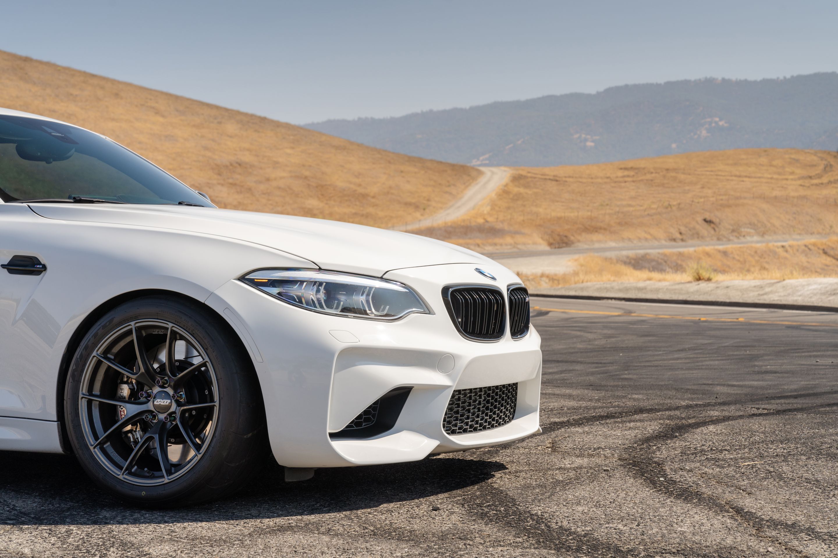 White BMW F87 M2 with 18" VS-5RS Apex wheels in Anthracite