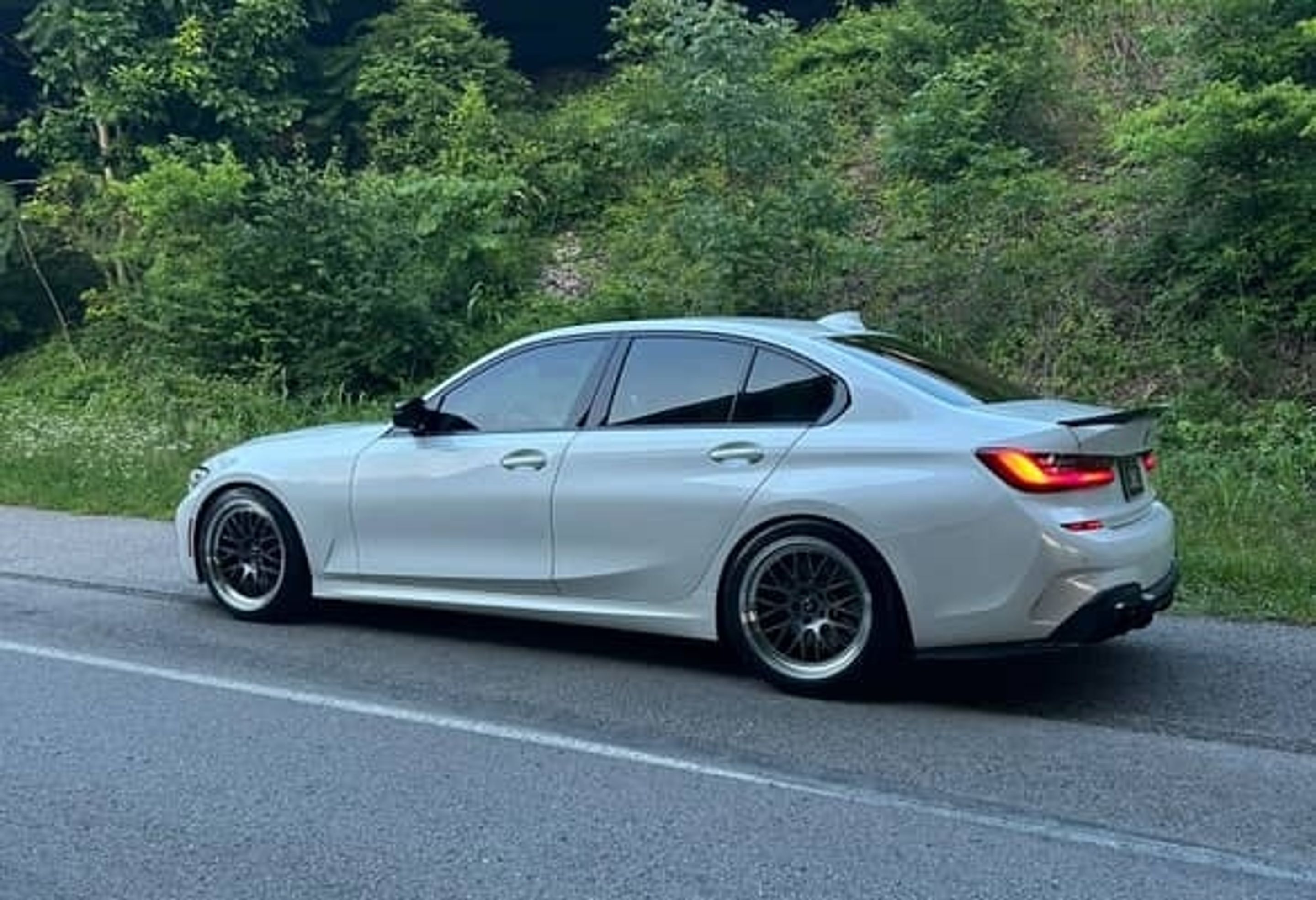 White BMW G20 Sedan 3 Series with 19" ML-10RT Apex wheels in Machined Lip Anthracite