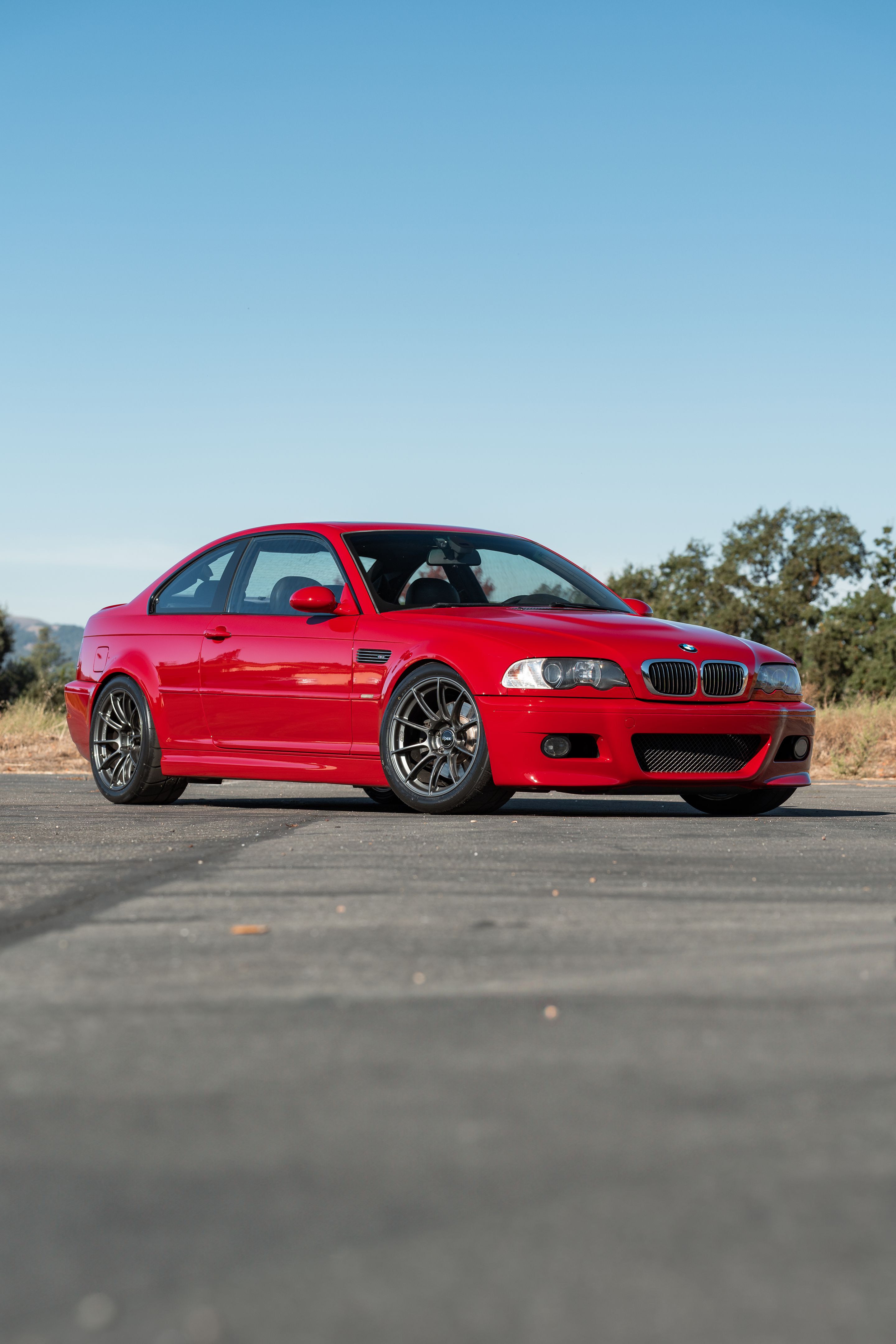 Red BMW E46 M3 with 18" SM-10RS Apex wheels in Anthracite