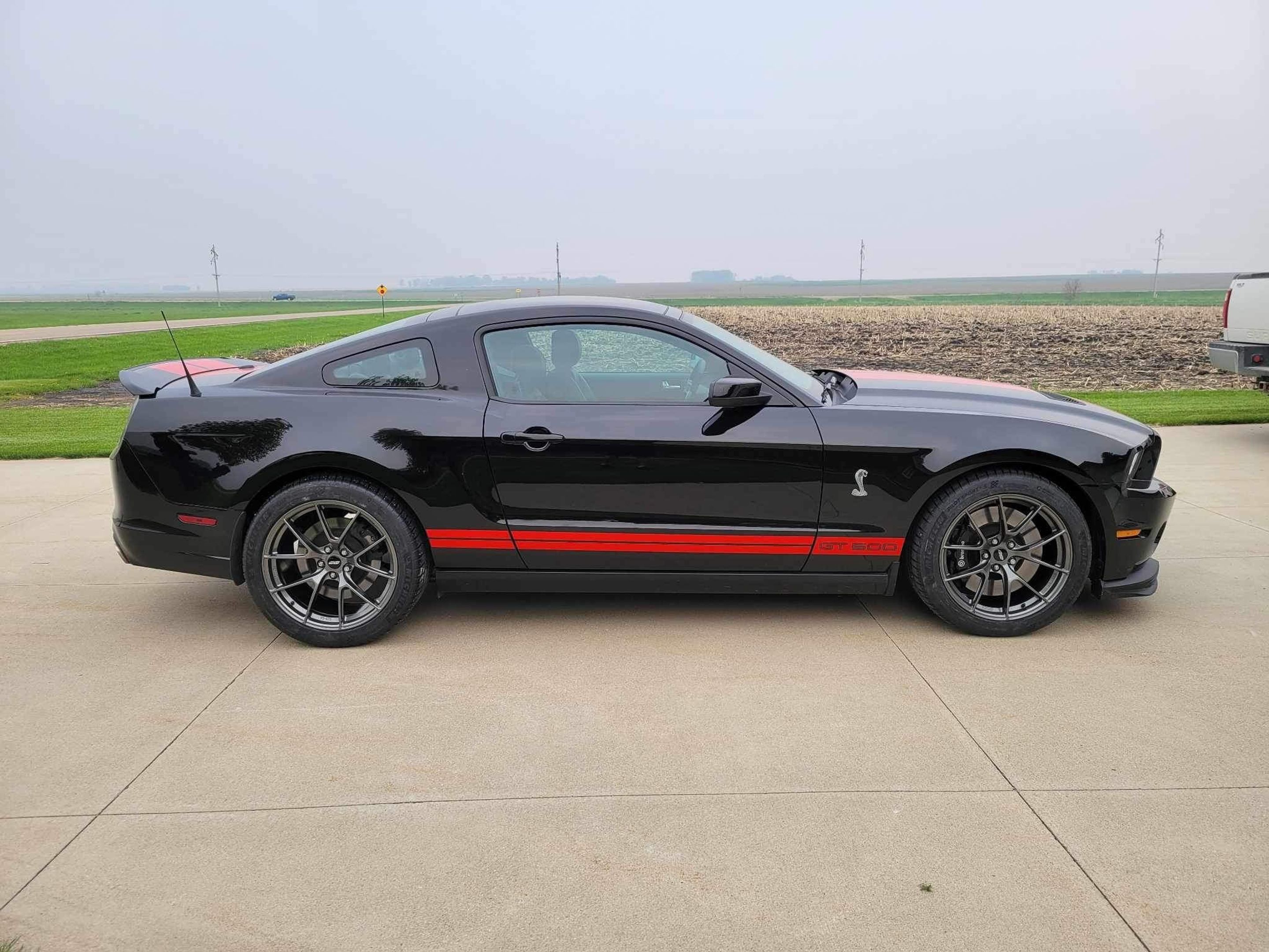Black Ford S197 Mustang GT500 with 19"/20" VS-5RS Apex wheels in Anthracite