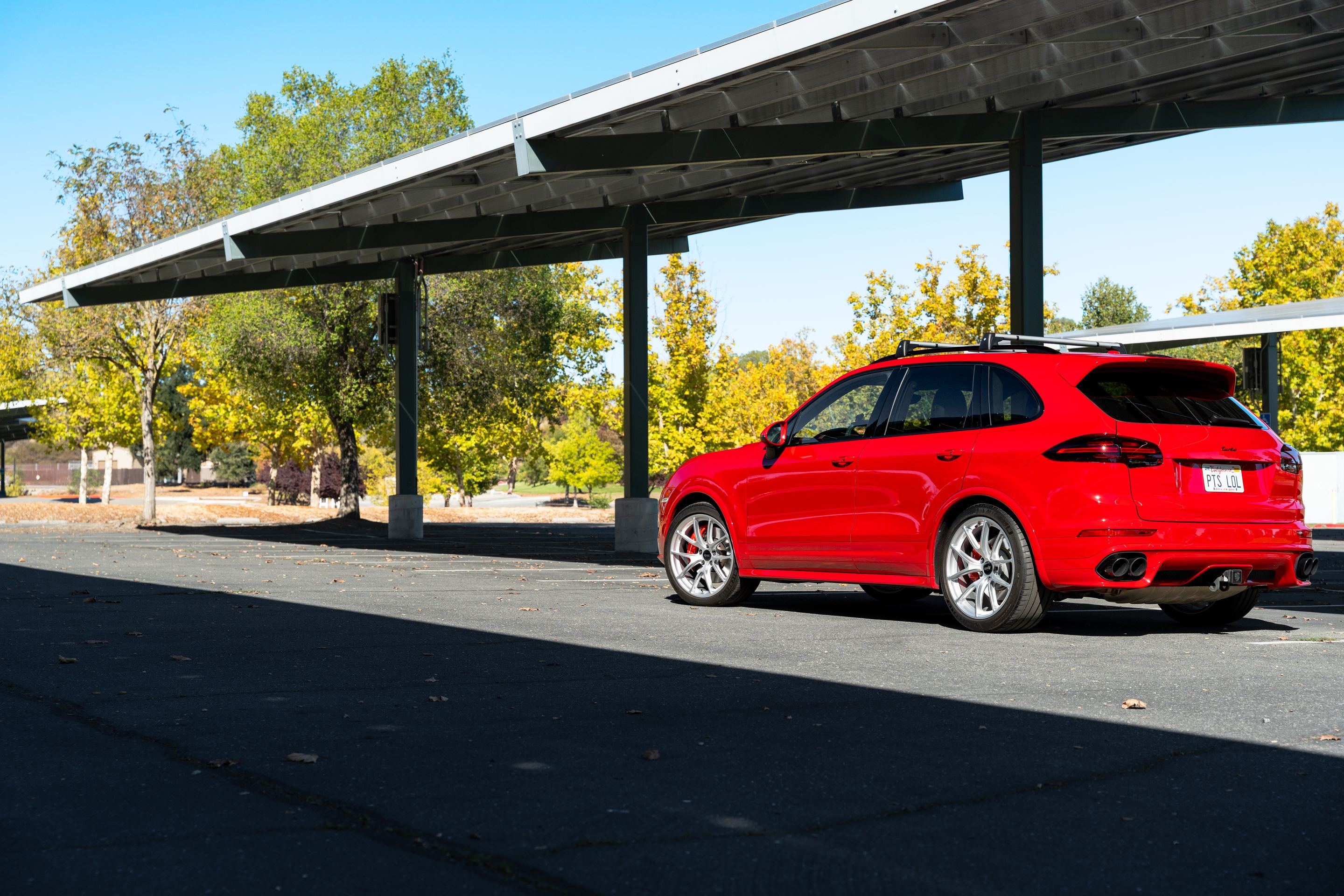 Red Porsche 958 Cayenne with 21" VS-5RX Apex wheels in Race Silver