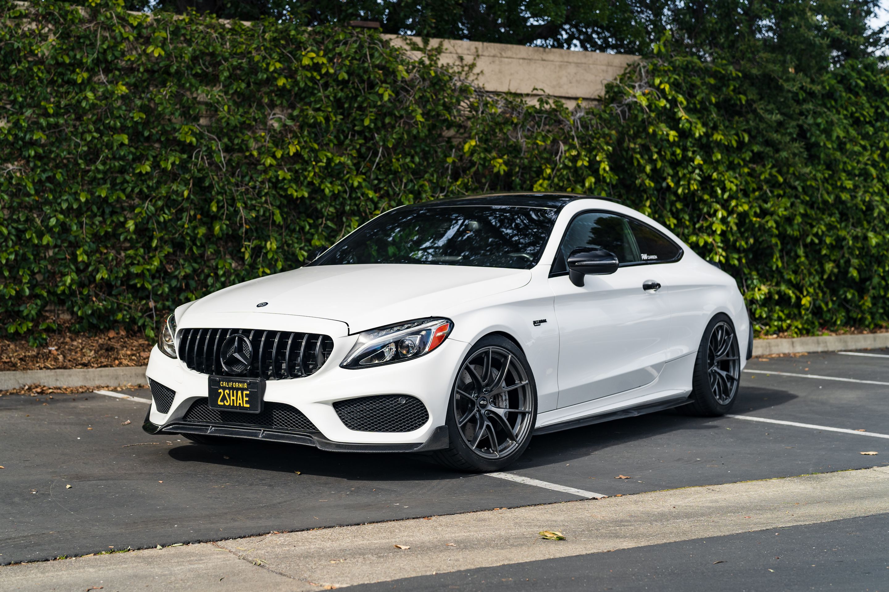 White Mercedes-Benz BR205 C-Class AMG with 19" VS-5RS Apex wheels in Anthracite