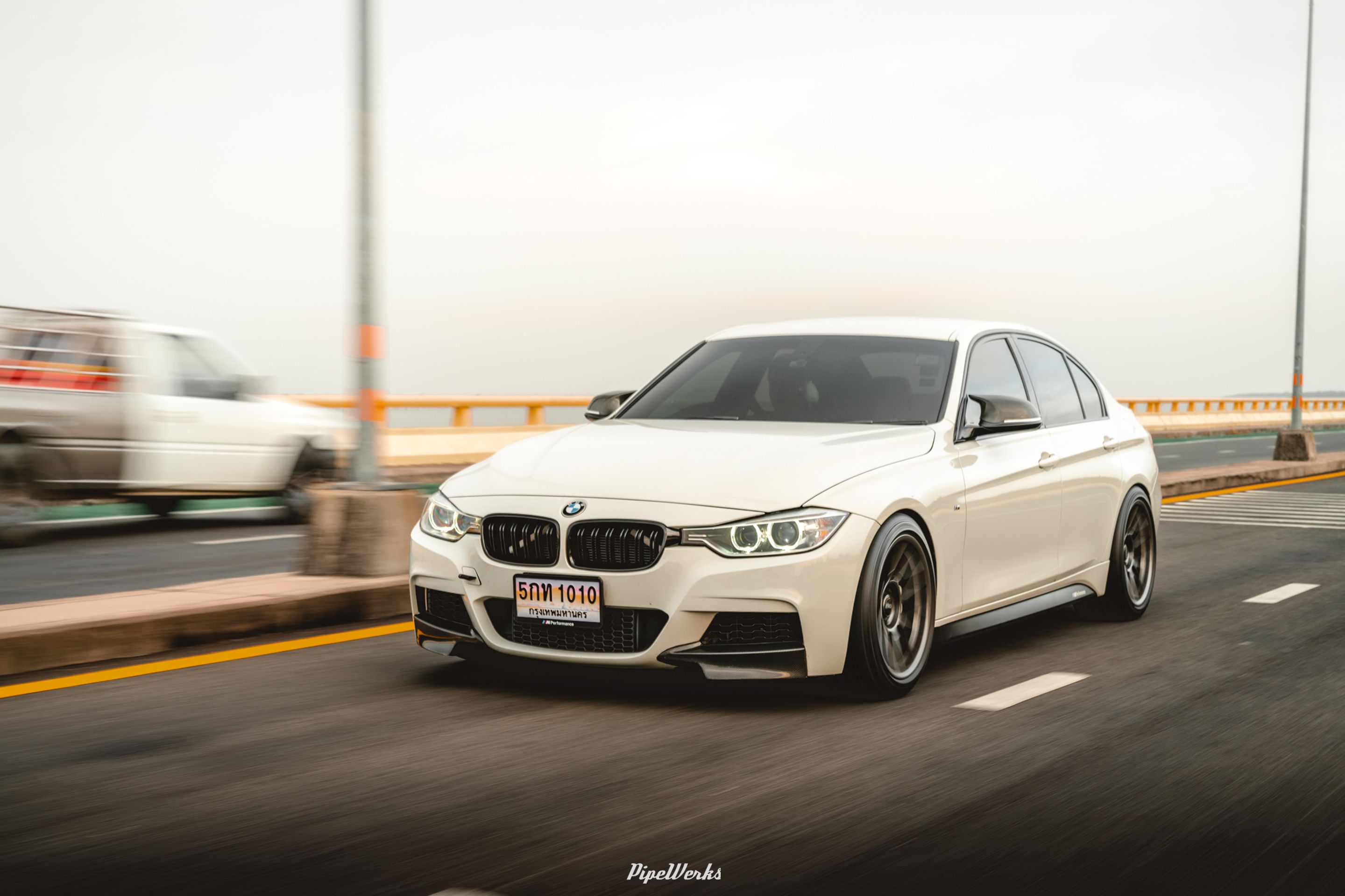 White BMW F30 Sedan 3 Series with 18" ARC-8 Apex wheels in Anthracite