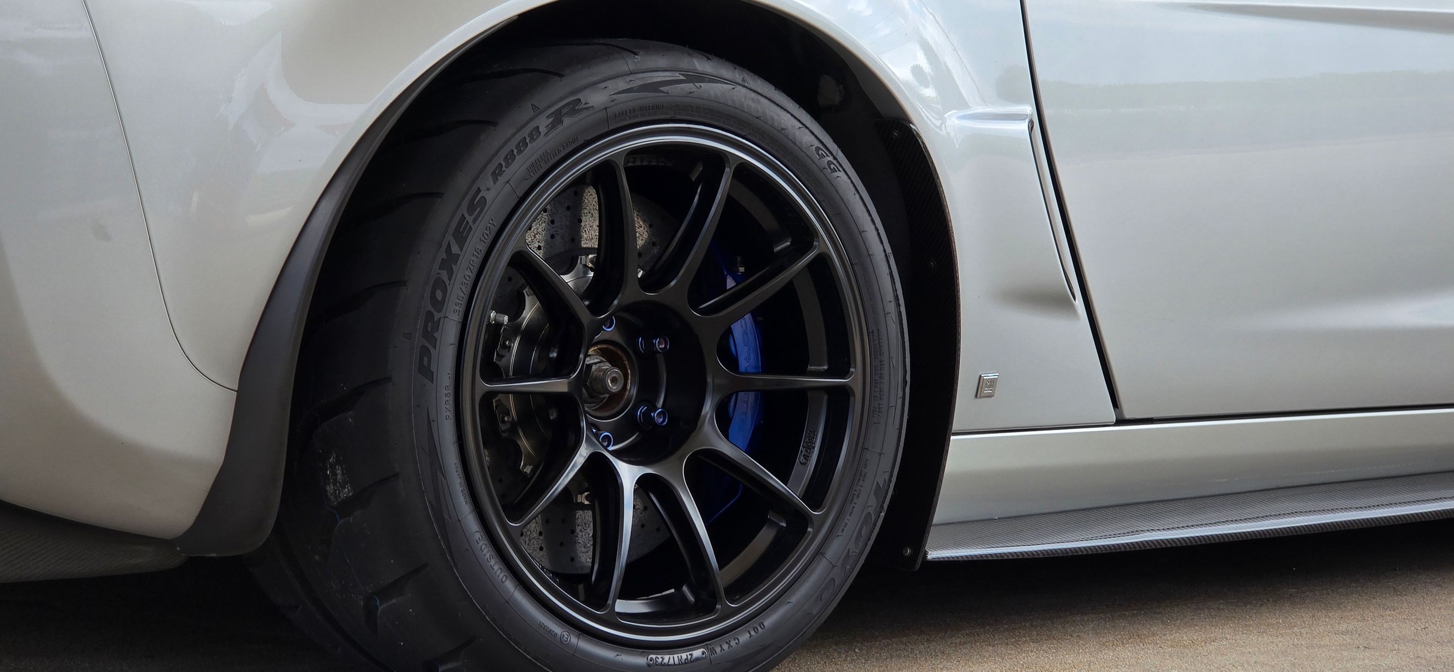 Silver Chevrolet C6 Corvette ZR-1 with 18" SM-10RE Apex wheels in Satin Black