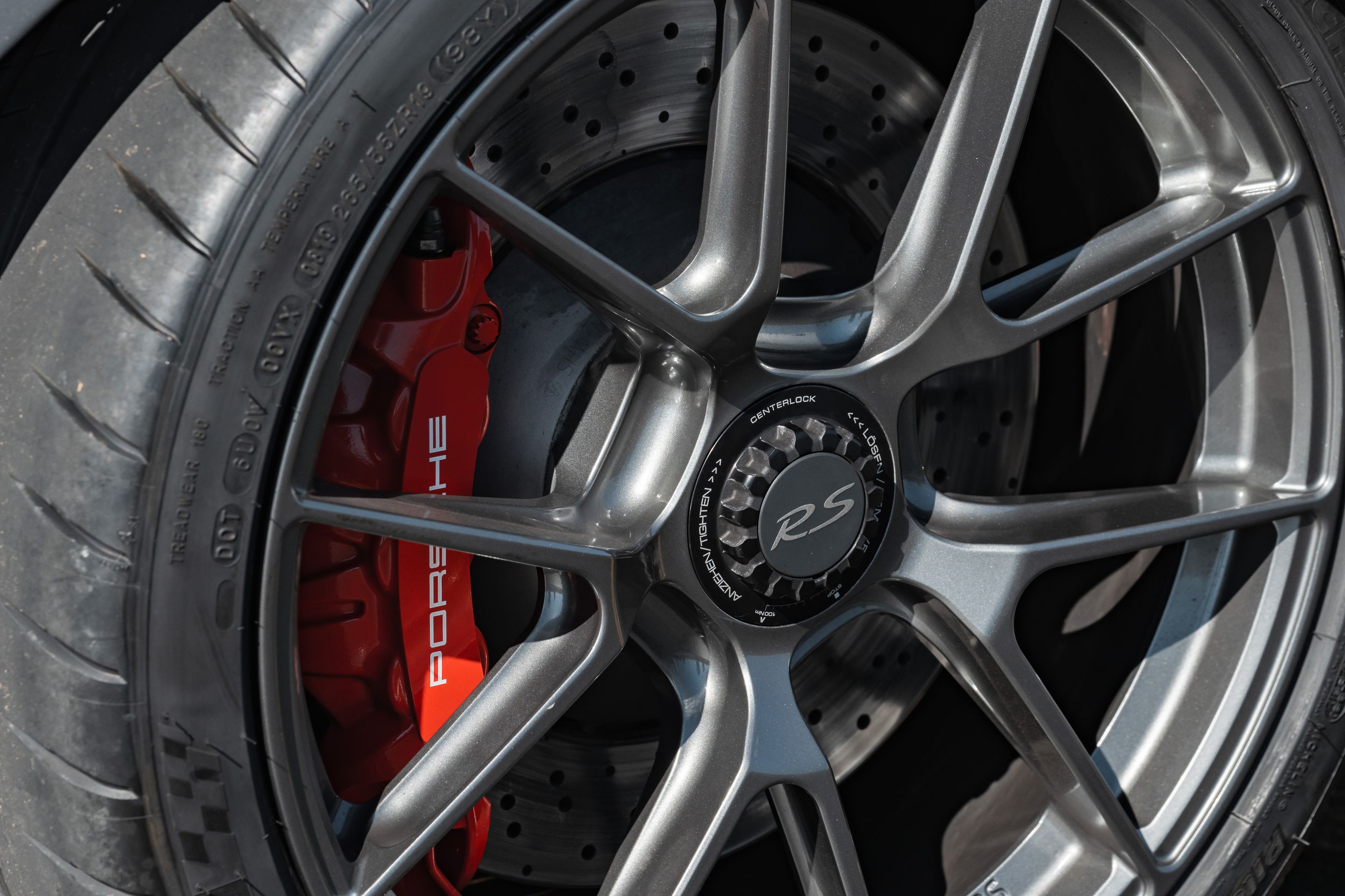 Silver Porsche 911 991.2 GT3 RS with 19" VS-5RS Apex wheels in Anthracite