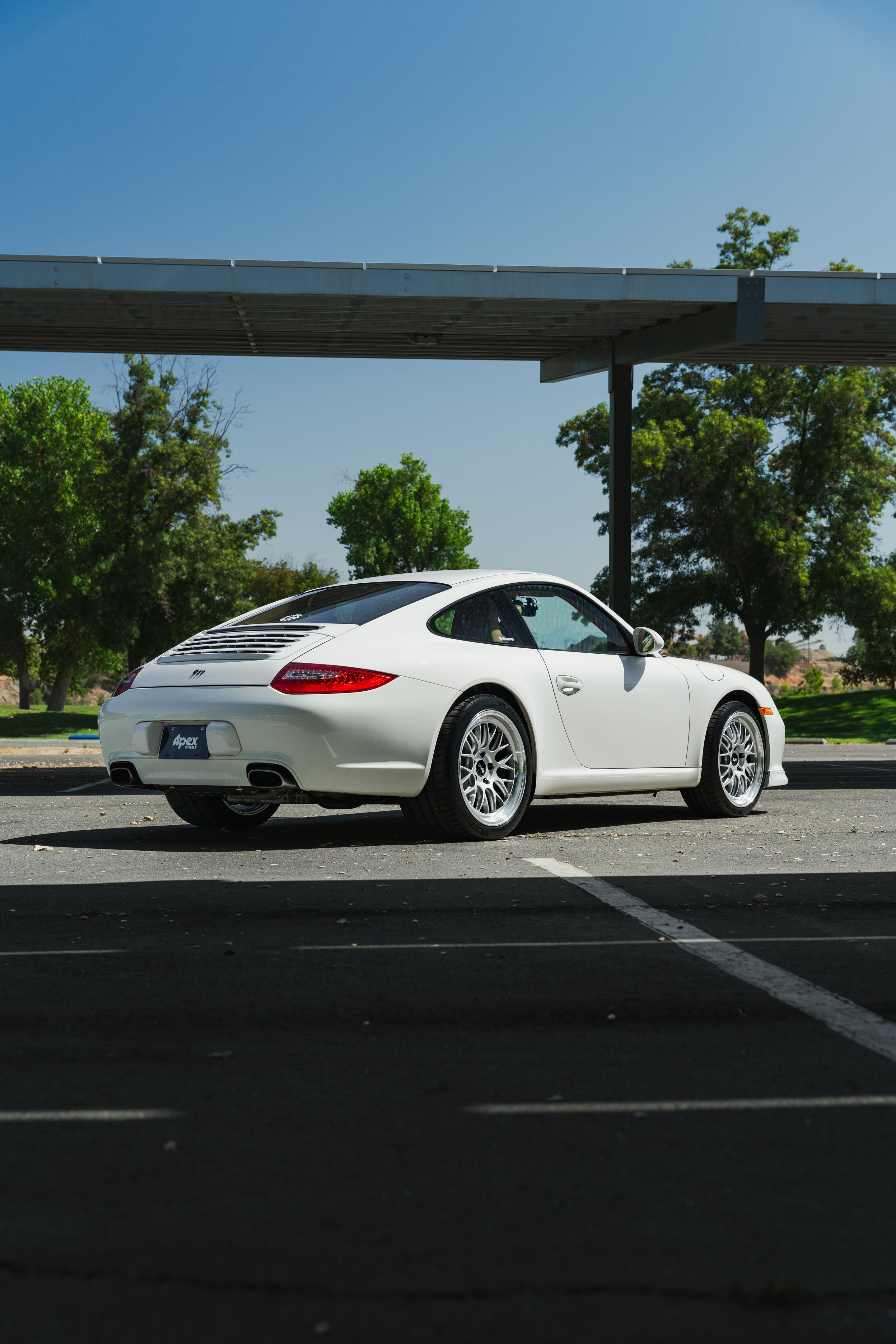 White Porsche 911 997 Carrera with 19" ML-10RT Apex wheels in Machined Lip Race Silver