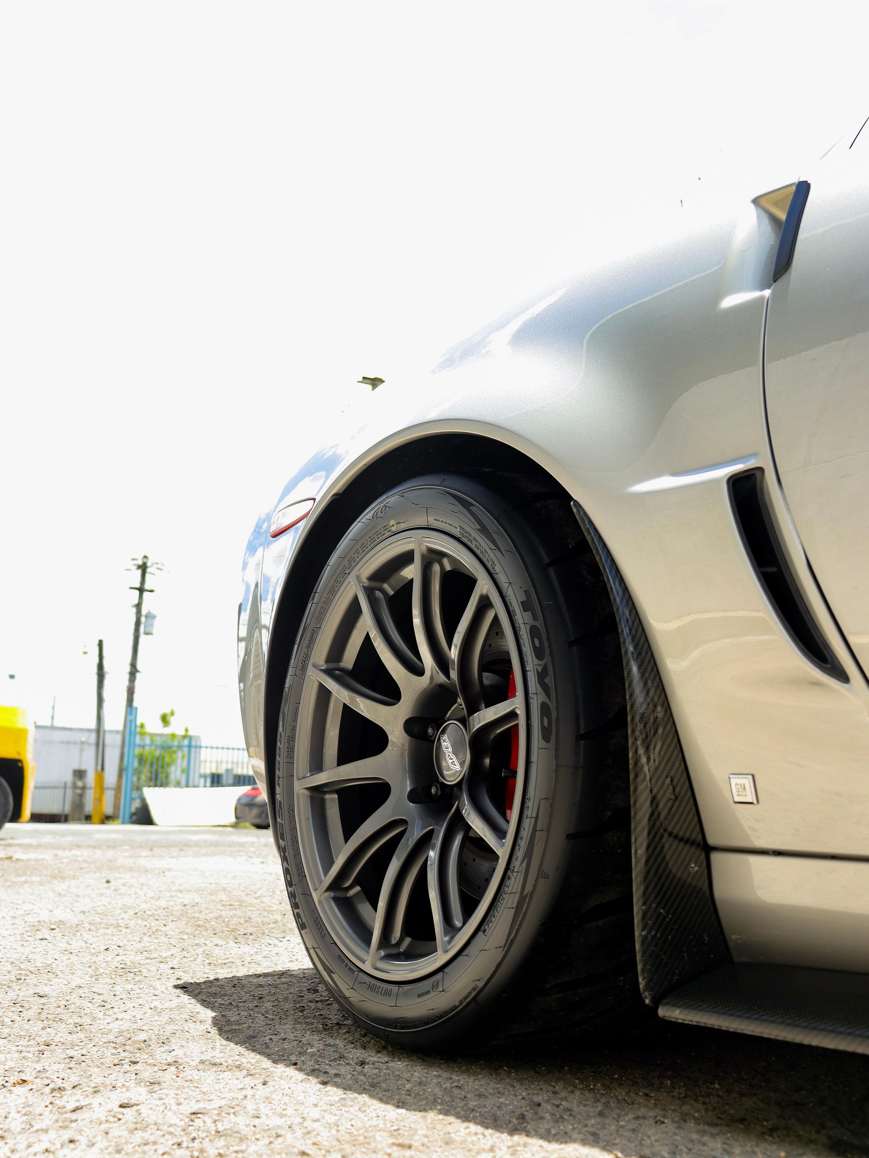 Silver Chevrolet C6 Corvette Z06 with 18" SM-10 Apex wheels in Anthracite
