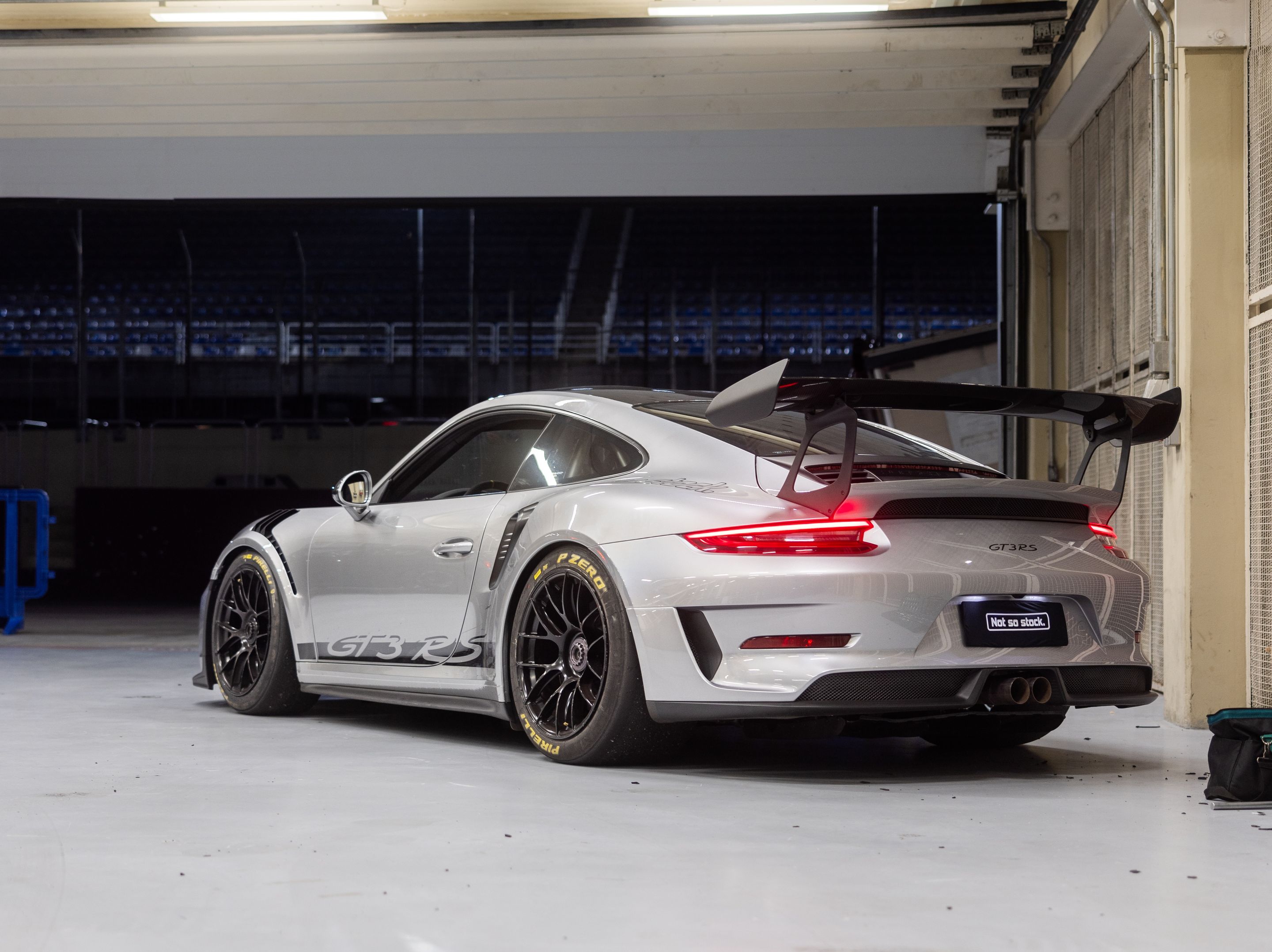 Silver Porsche 911 991.2 GT3 RS with 19" EC-7RS Apex wheels in Satin Black