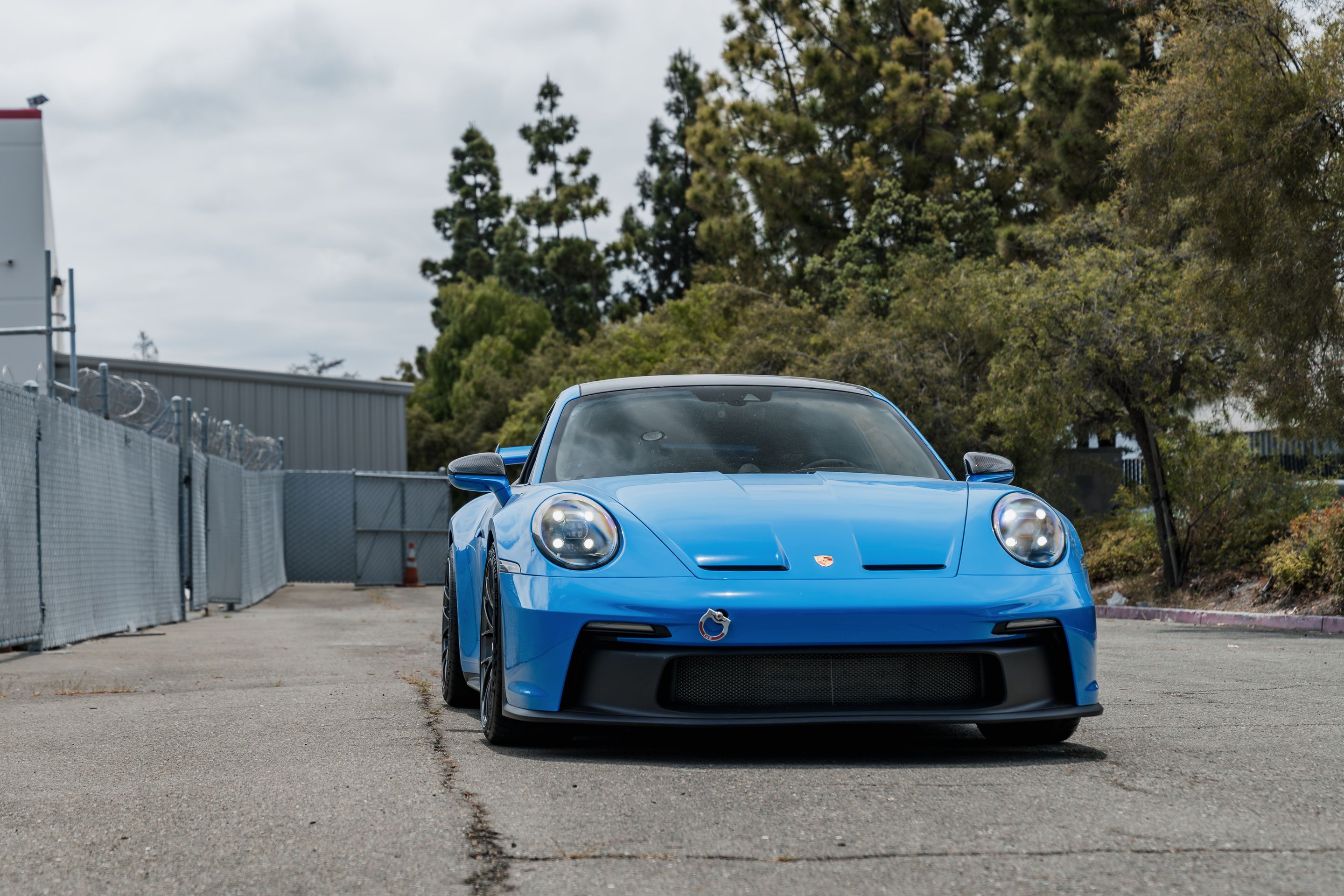 Blue Porsche 911 992.1 GT3 with 19" EC-7RS Apex wheels in Anthracite
