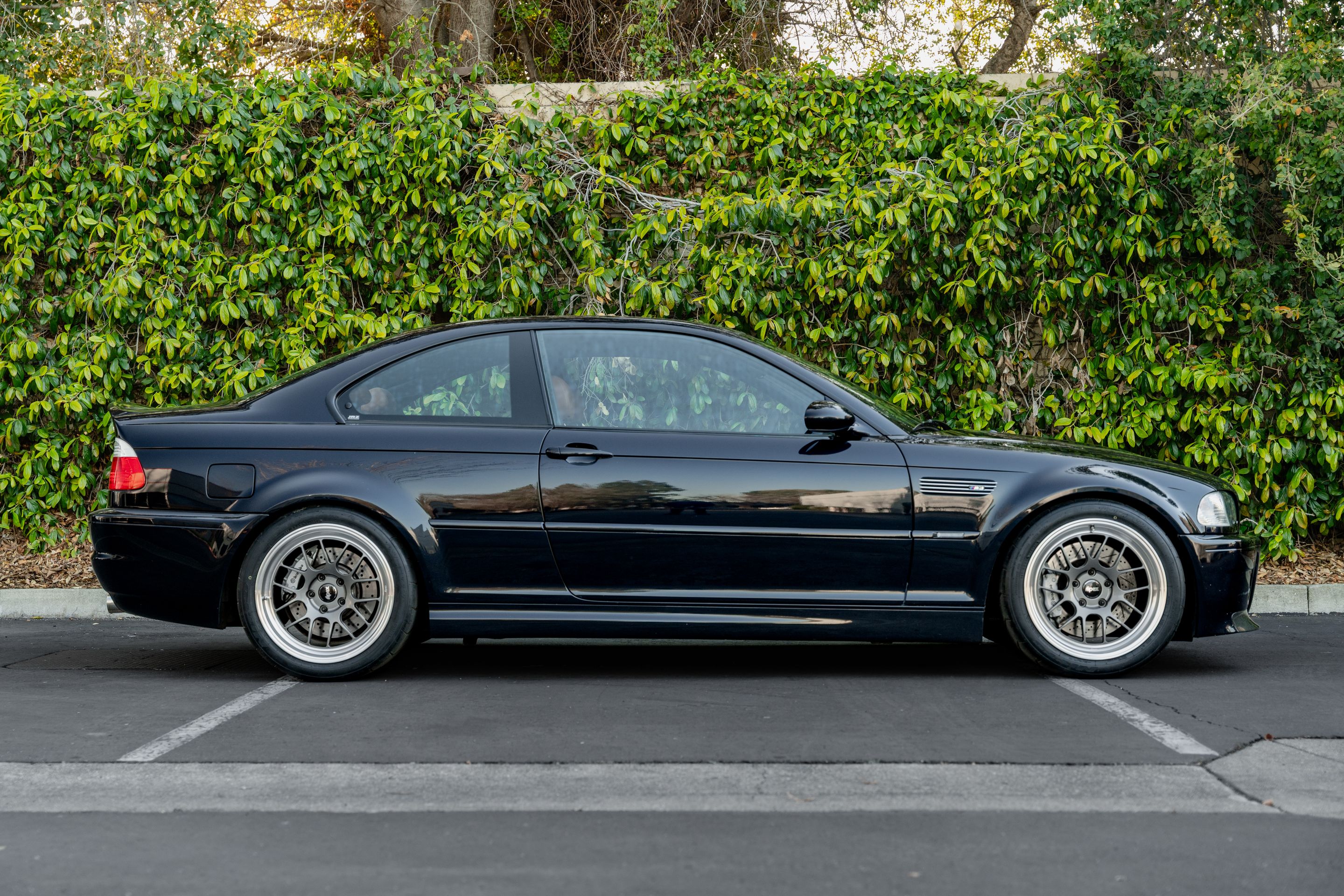 Black BMW E46 M3 with 18" ML-7RT Apex wheels in Machined Lip Anthracite