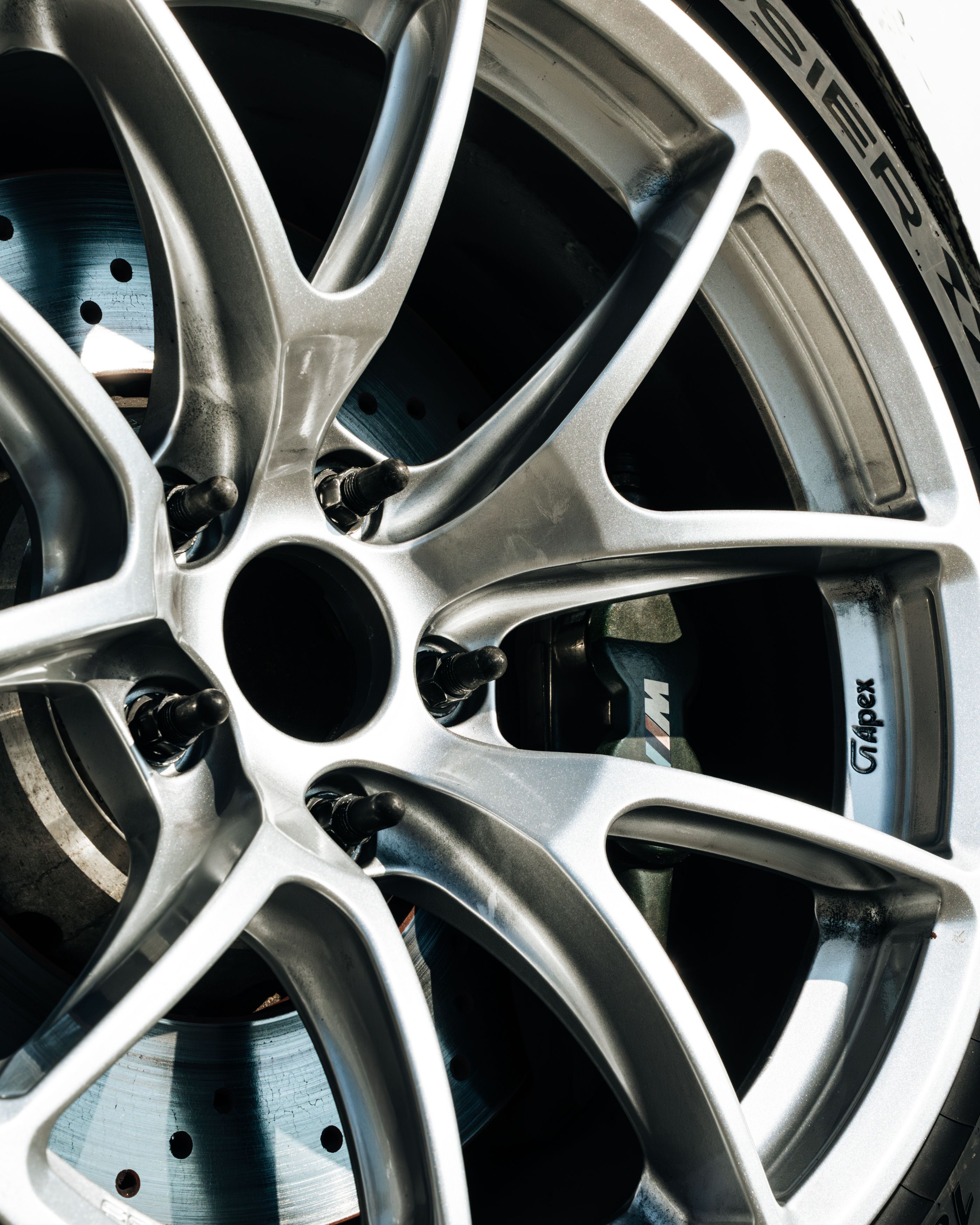 White BMW F87 M2 with 18" VS-5RE Apex wheels in Anthracite