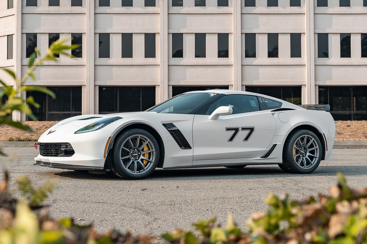 White Chevrolet C7 Corvette Z06 with 18" SM-10 Apex wheels in Anthracite