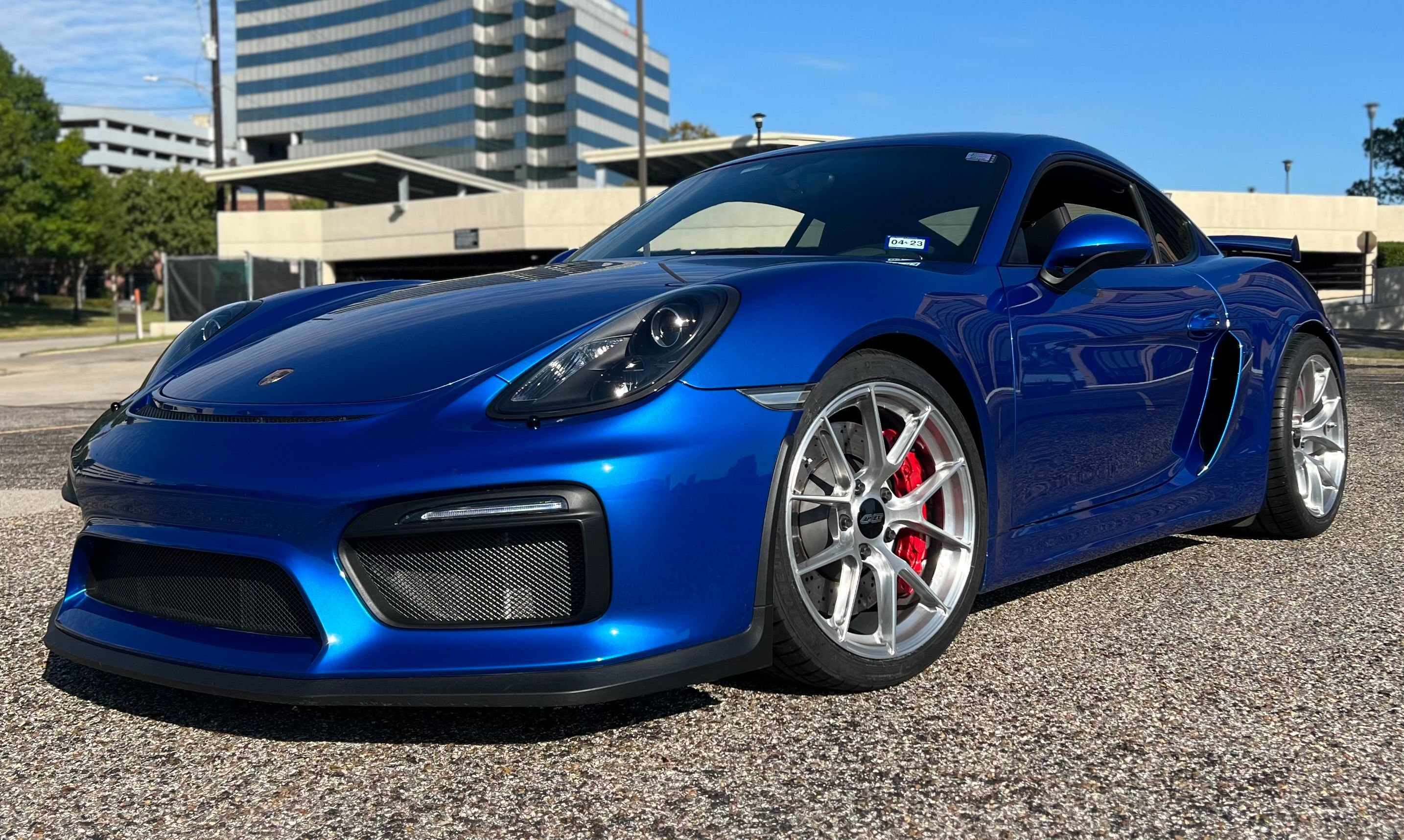 Blue Porsche 981 Cayman GT4 with 20" VS-5RS Apex wheels in Brushed Clear