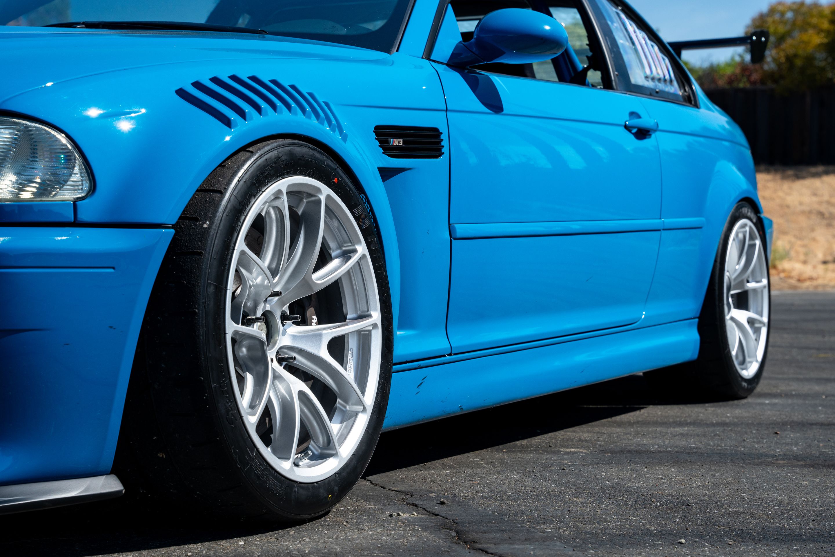 Blue BMW E46 M3 with 18" VS-5RE Apex wheels in Race Silver