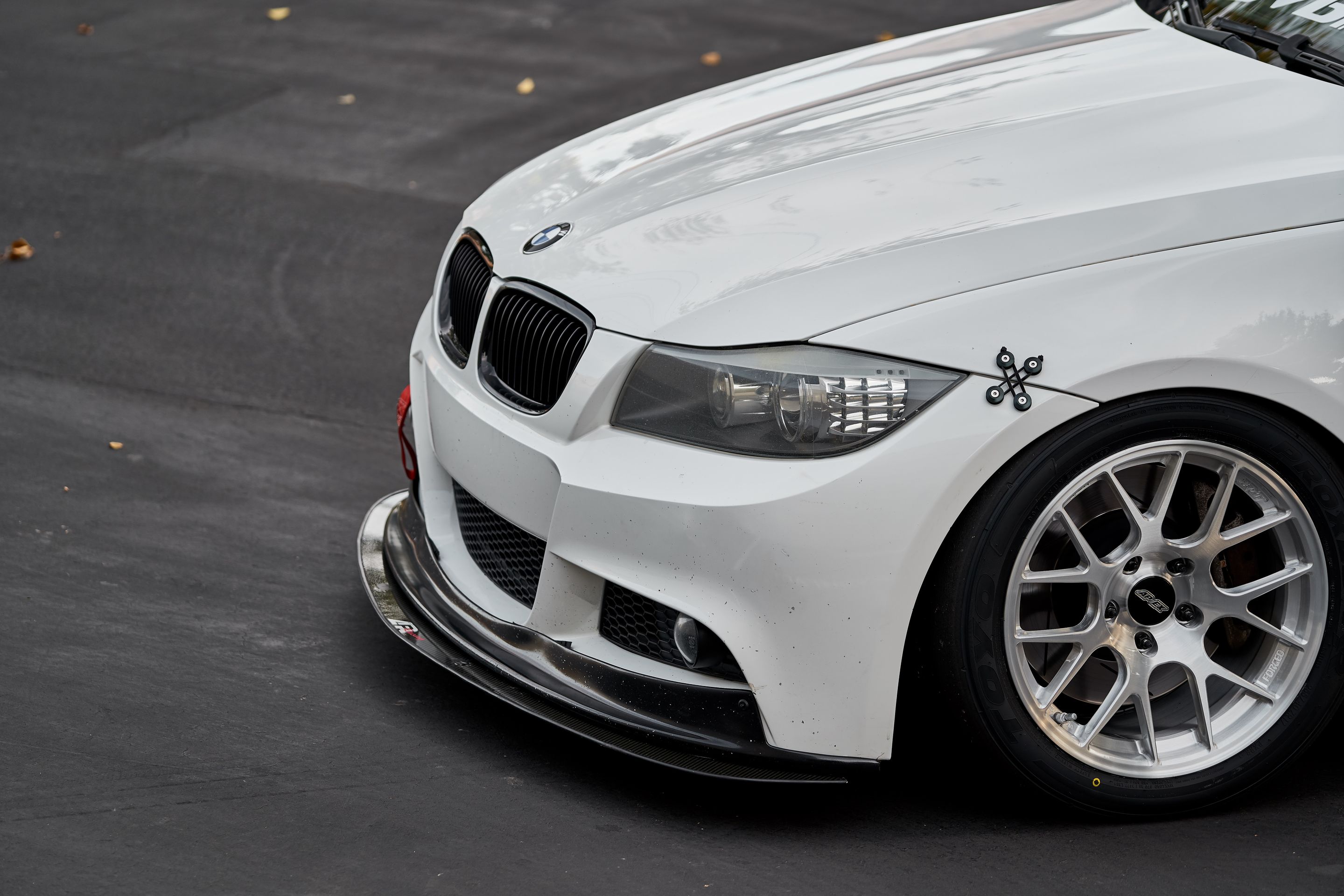 White BMW E90 LCI Sedan 3 Series with 17" EC-7R Apex wheels in Brushed Clear
