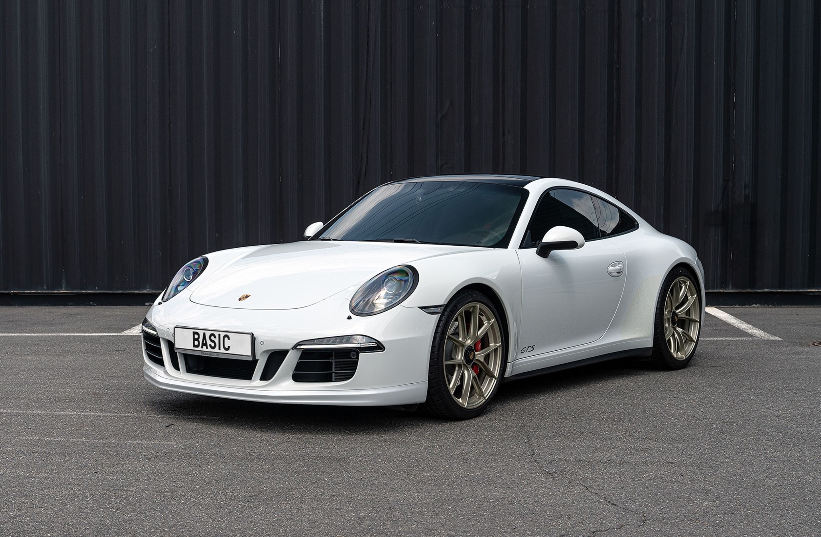 White Porsche 911 991.1 Carrera GTS with 20" VS-5RS Apex wheels in Motorsport Gold