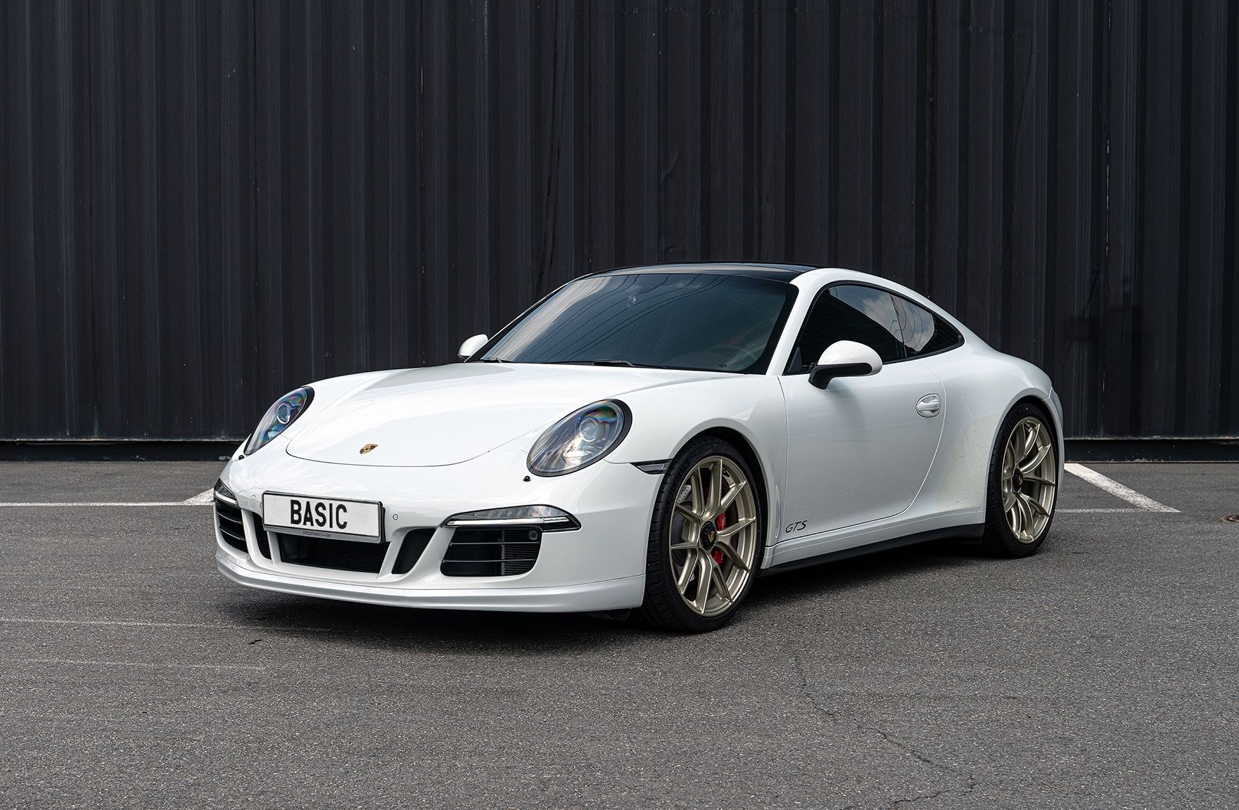 White Porsche 911 991.1 Carrera GTS with 20" VS-5RS Apex wheels in Motorsport Gold