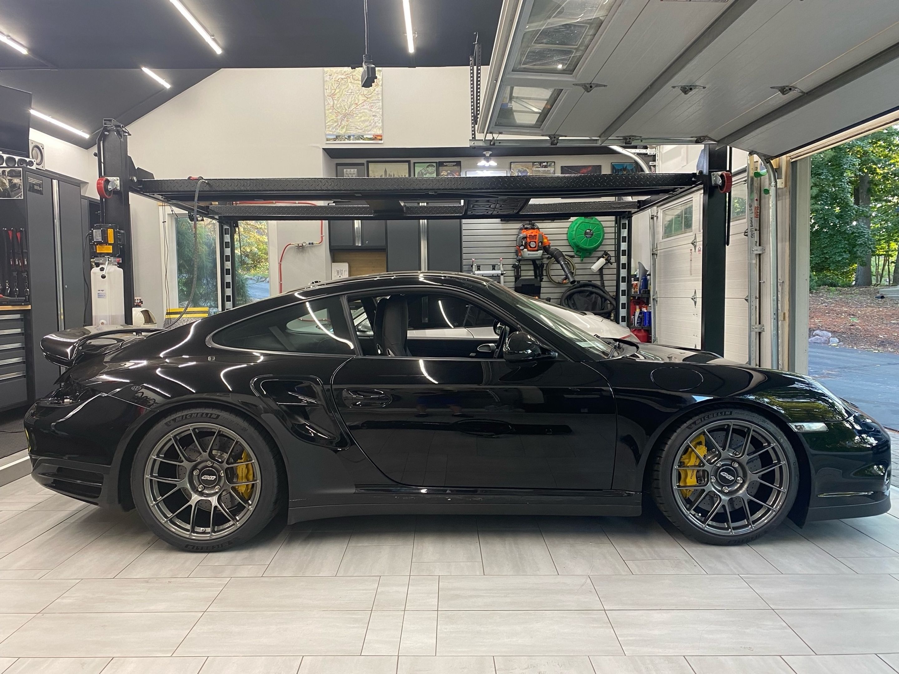 Black Porsche 911 997 Turbo S with 19" EC-7RS Apex wheels in Anthracite