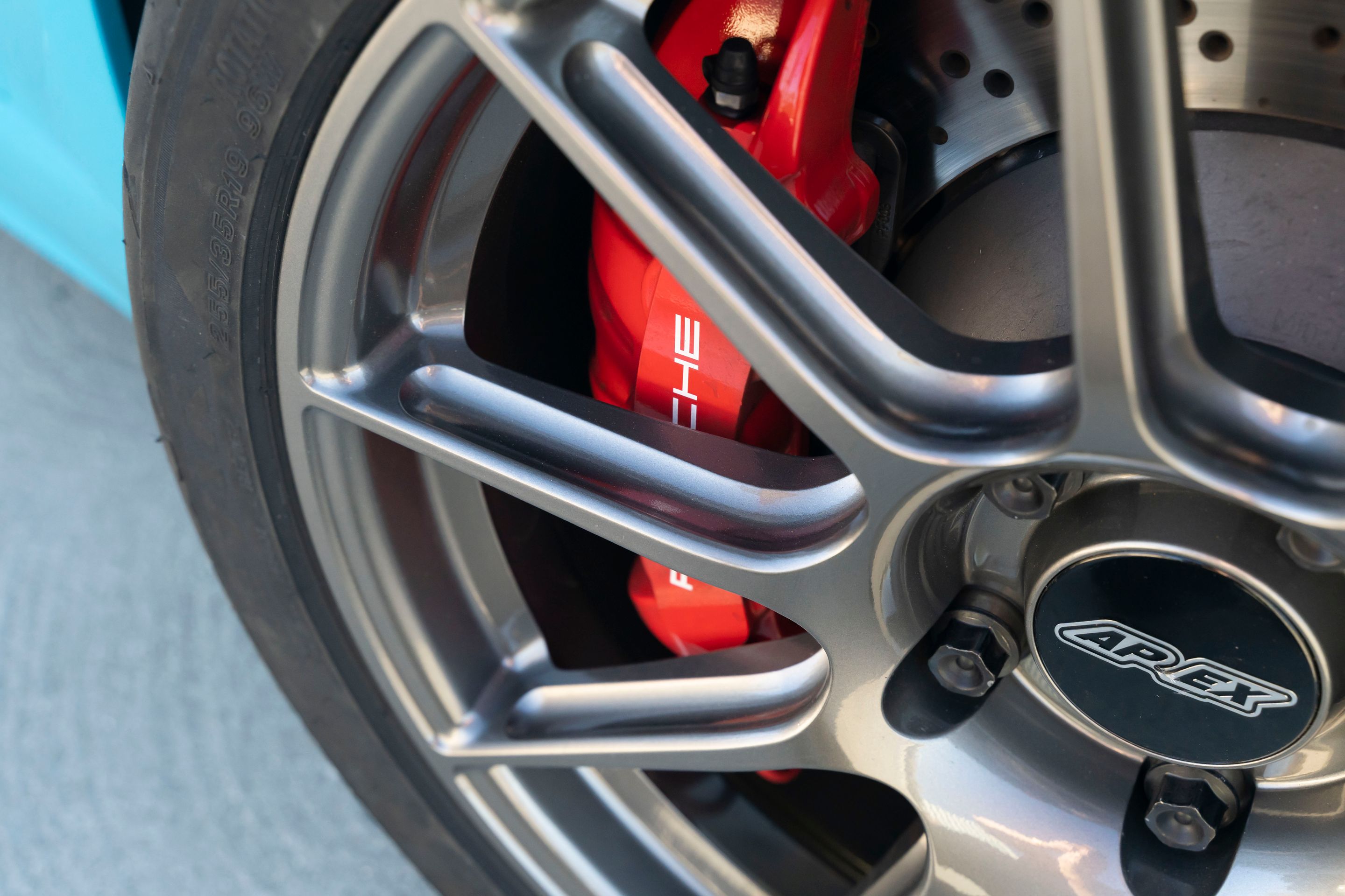 Blue Porsche 718 Cayman GT4 with 19" SM-10 Apex wheels in Anthracite