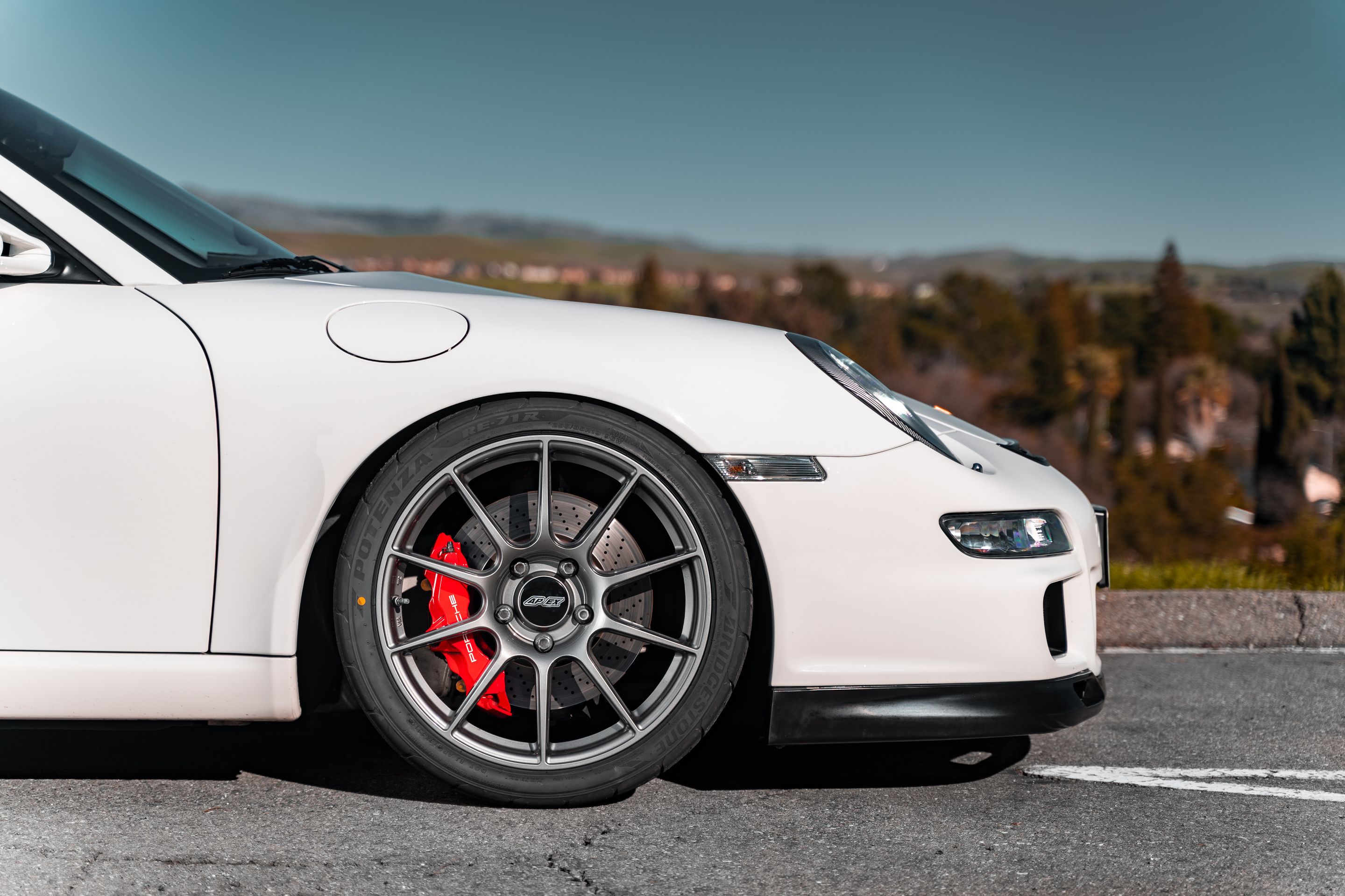 White Porsche 911 997 GT3 with 19" SM-10 Apex wheels in Anthracite