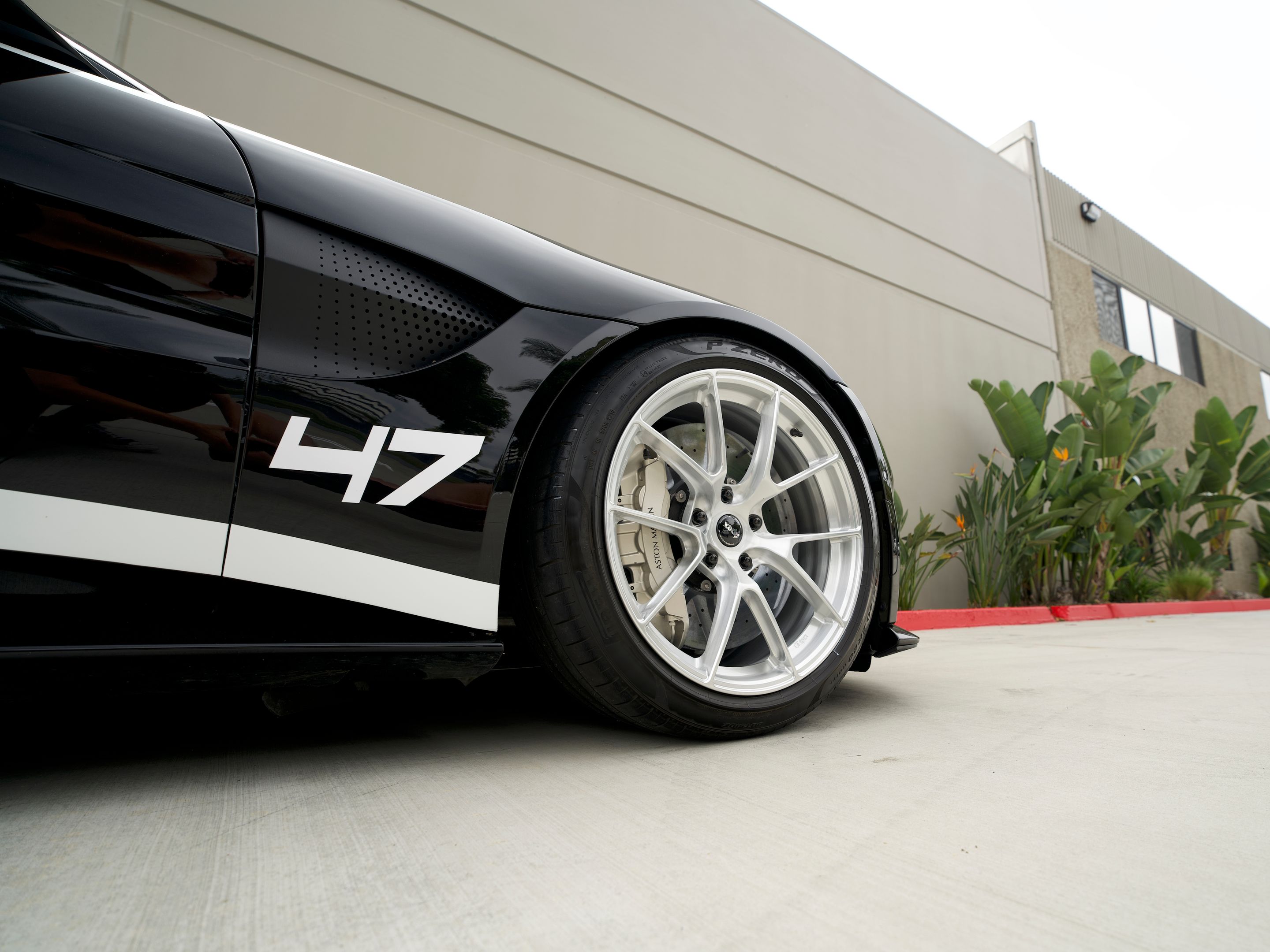 Black Aston Martin AM6 V8 Vantage with 20" VS-5RS Apex wheels in Brushed Clear