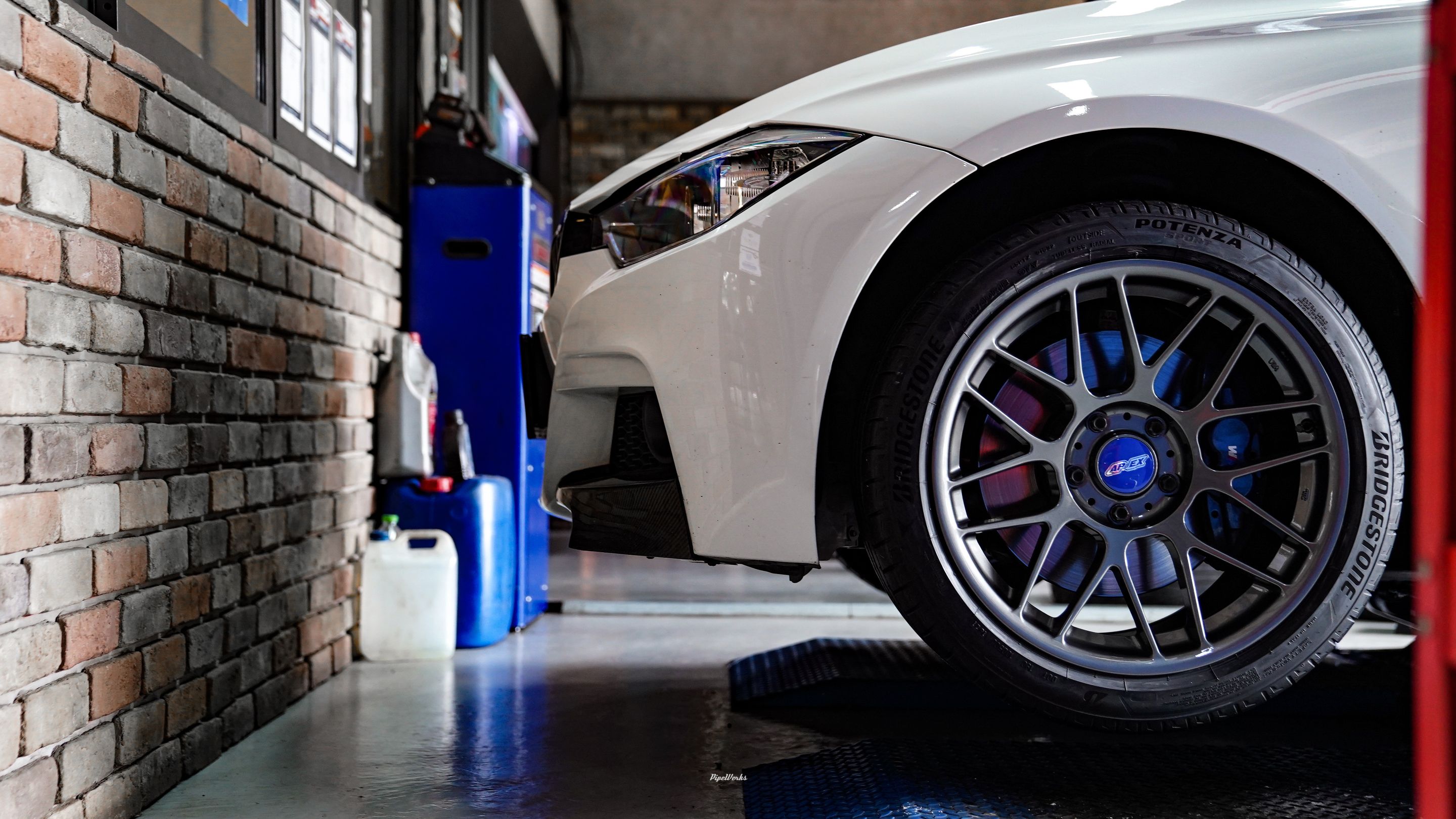 White BMW F30 Sedan 3 Series with 18" ARC-8 Apex wheels in Anthracite