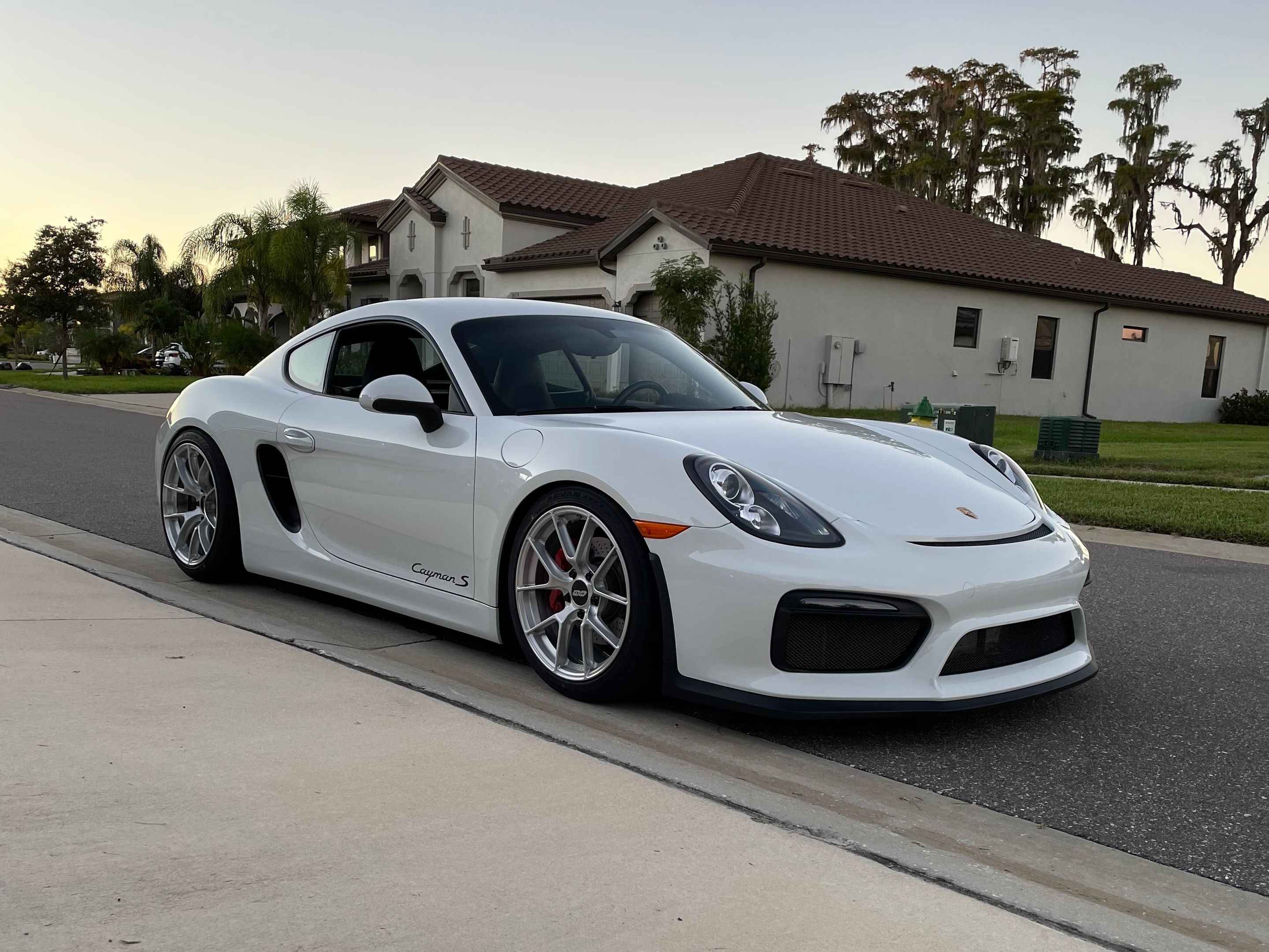 White Porsche 981 Cayman S with 19" VS-5RS Apex wheels in Brushed Clear