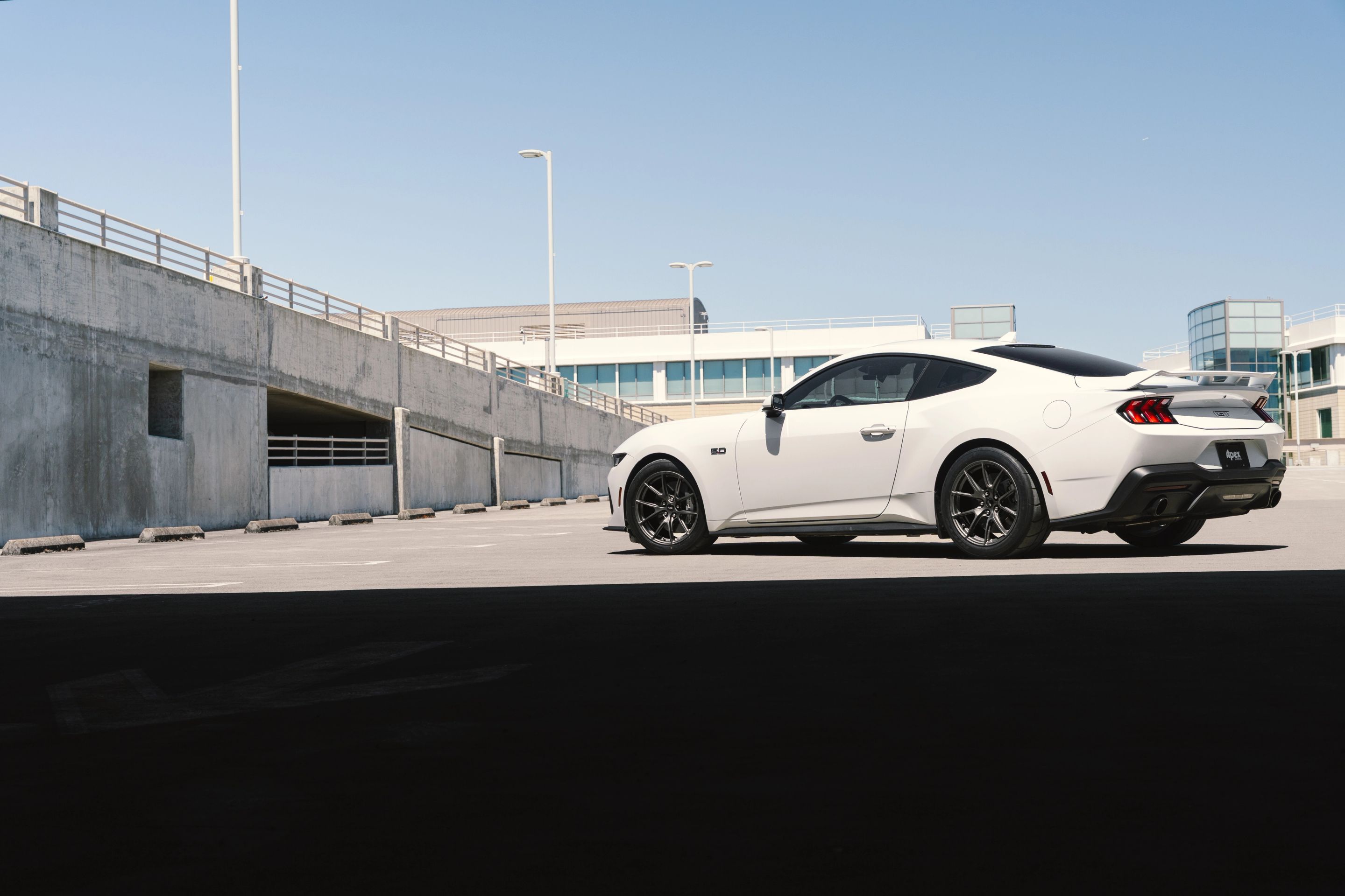 White Ford S650 Mustang GT with 18" VS-5 Apex wheels in Anthracite