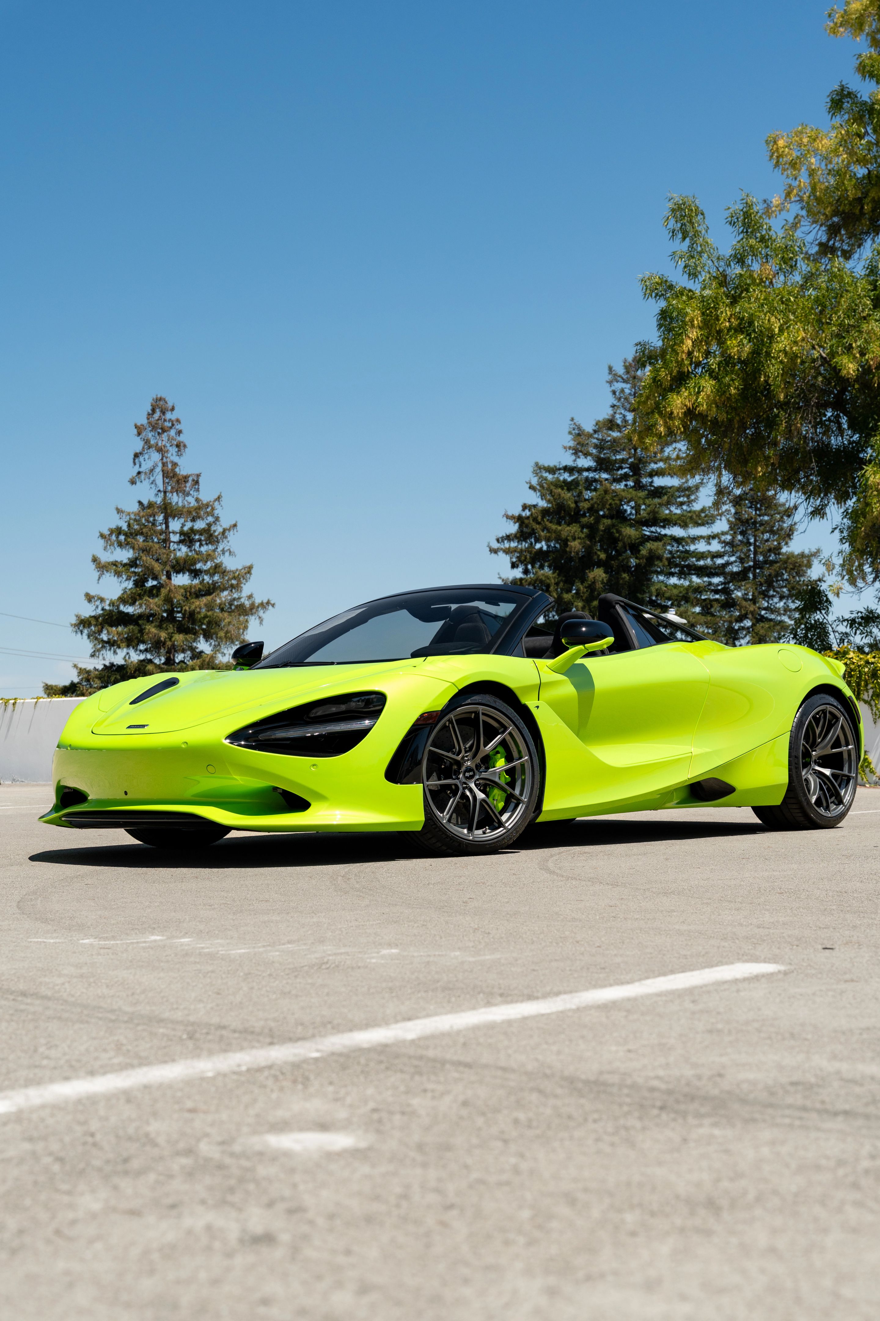 Green McLaren 750S with 19"/20" VS-5RS Apex wheels in Anthracite