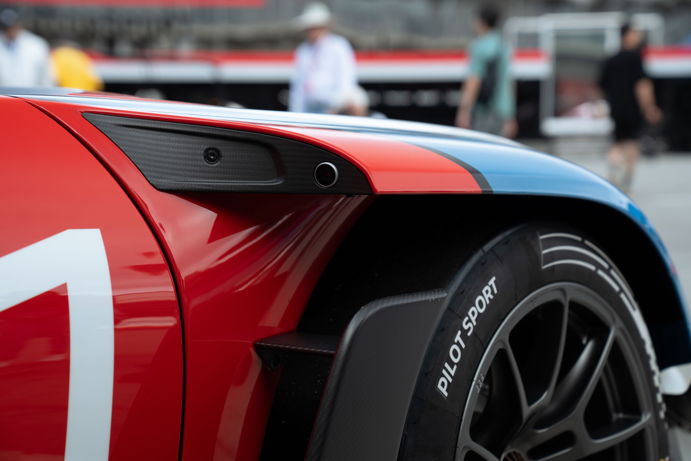 White Porsche 911 996 GT2 with 18" EC-7RS Apex wheels in Anthracite