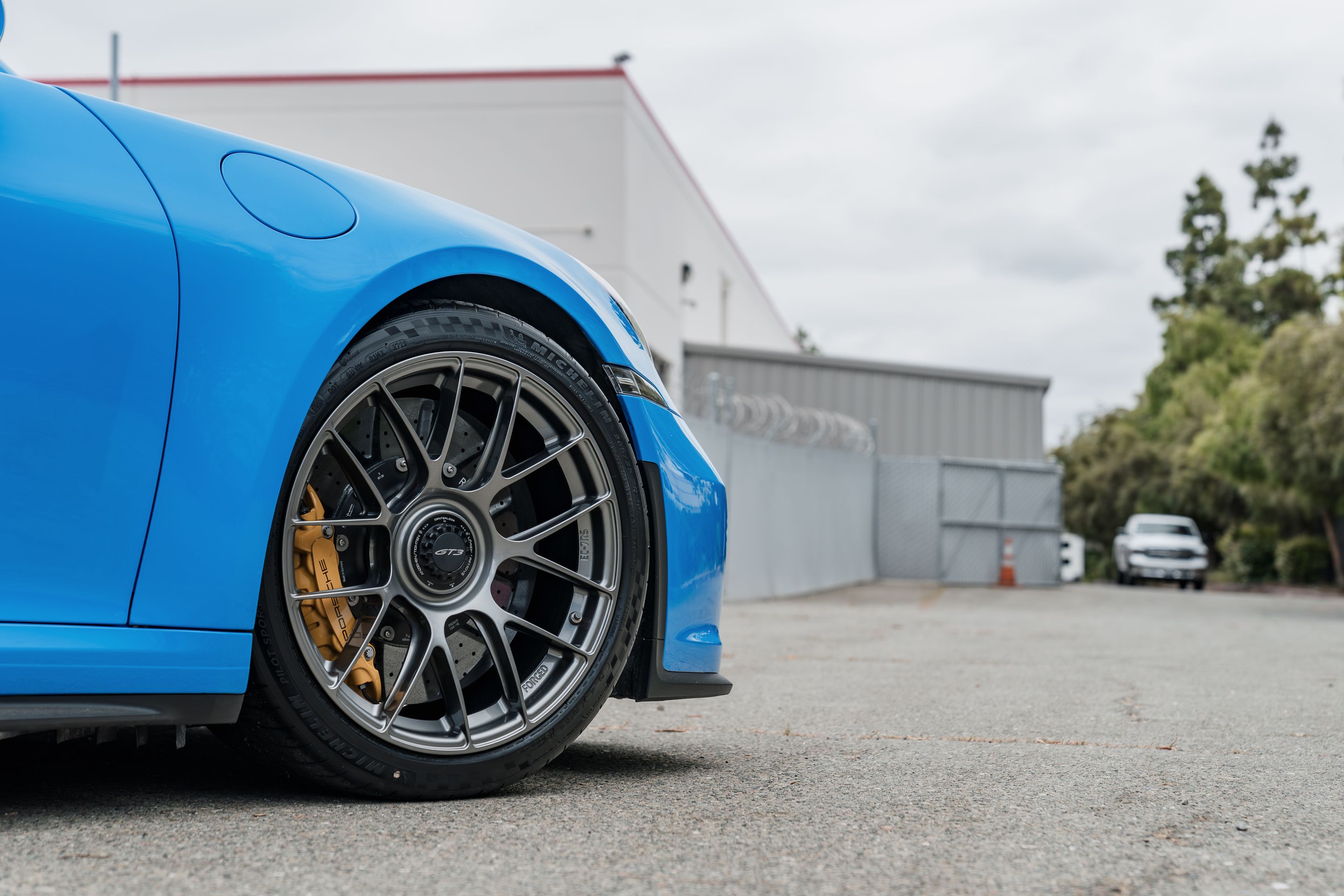 Blue Porsche 911 992.1 GT3 with 19" EC-7RS Apex wheels in Anthracite
