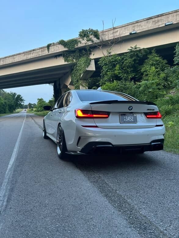 White BMW G20 Sedan 3 Series with 19" ML-10RT Apex wheels in Machined Lip Anthracite