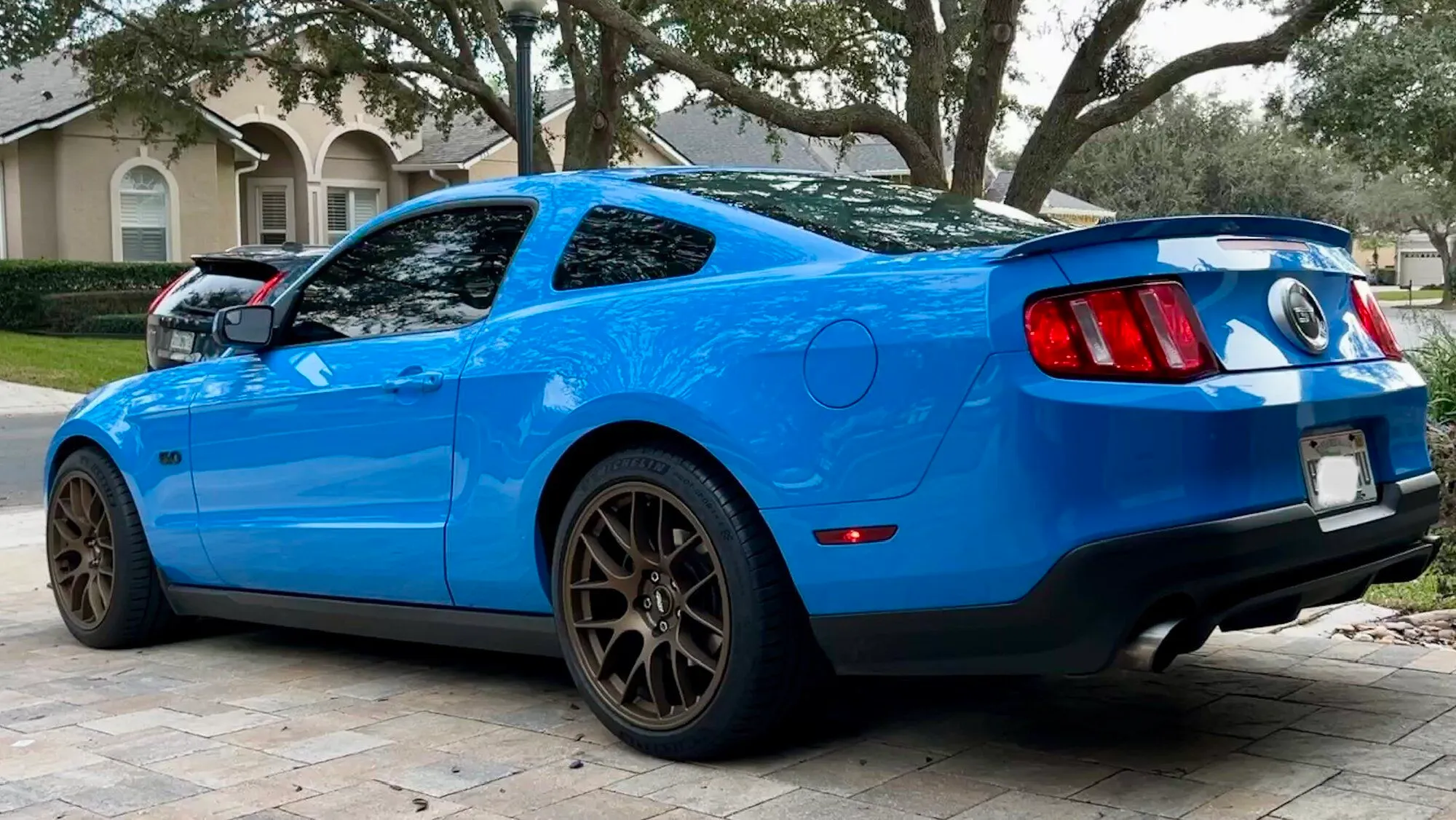 Ford S197 Mustang GT with 19