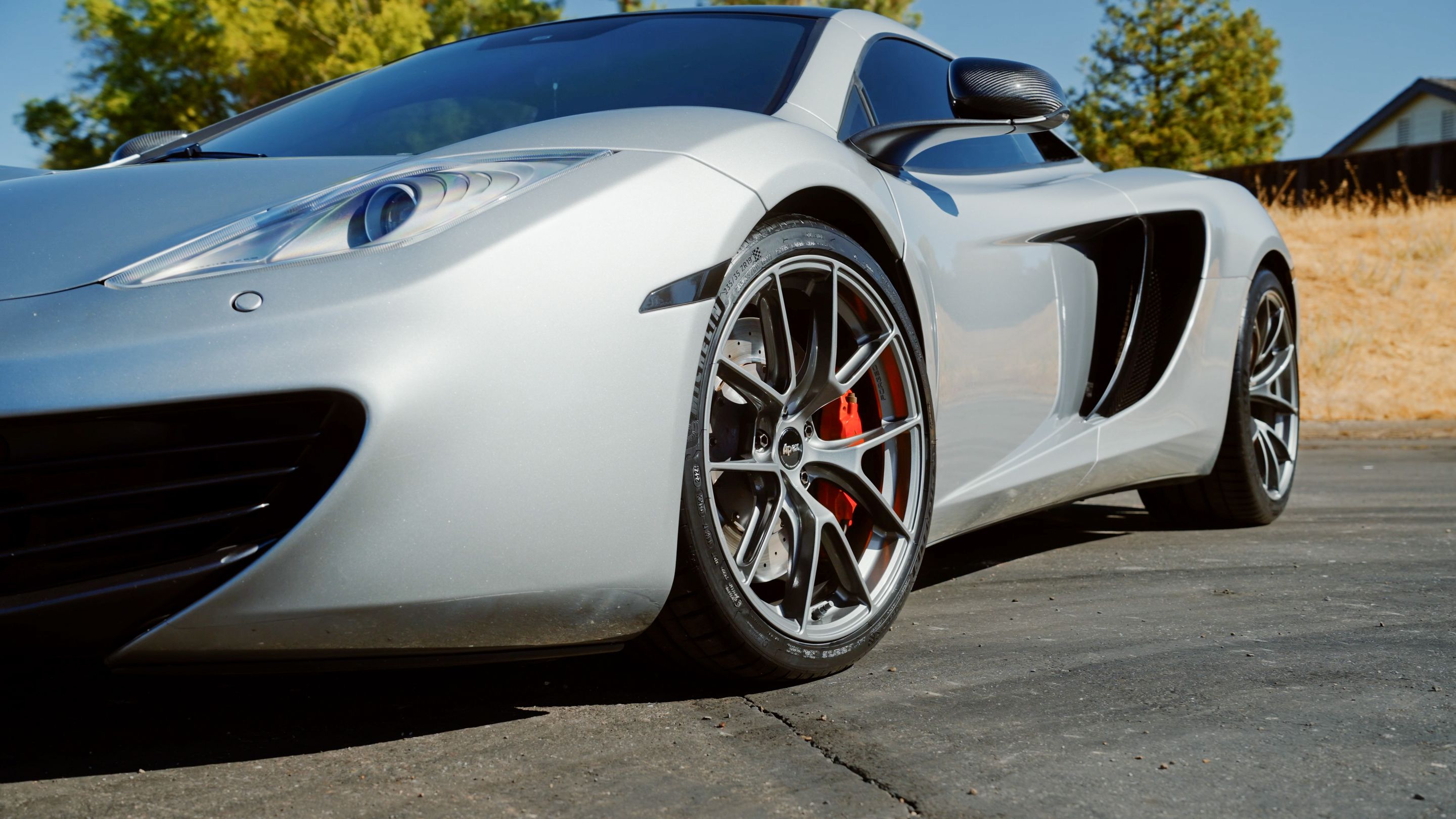 Silver McLaren MP4-12C with 19"/20" VS-5RS Apex wheels in Anthracite