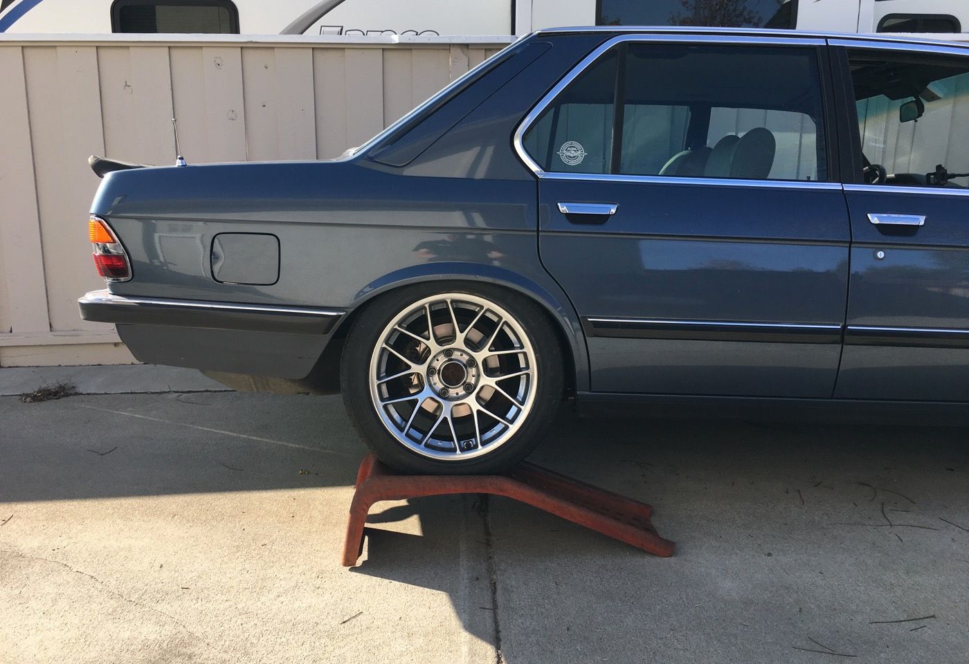 Grey BMW E39 5 Series with 17" ARC-8 Apex wheels in Hyper Silver