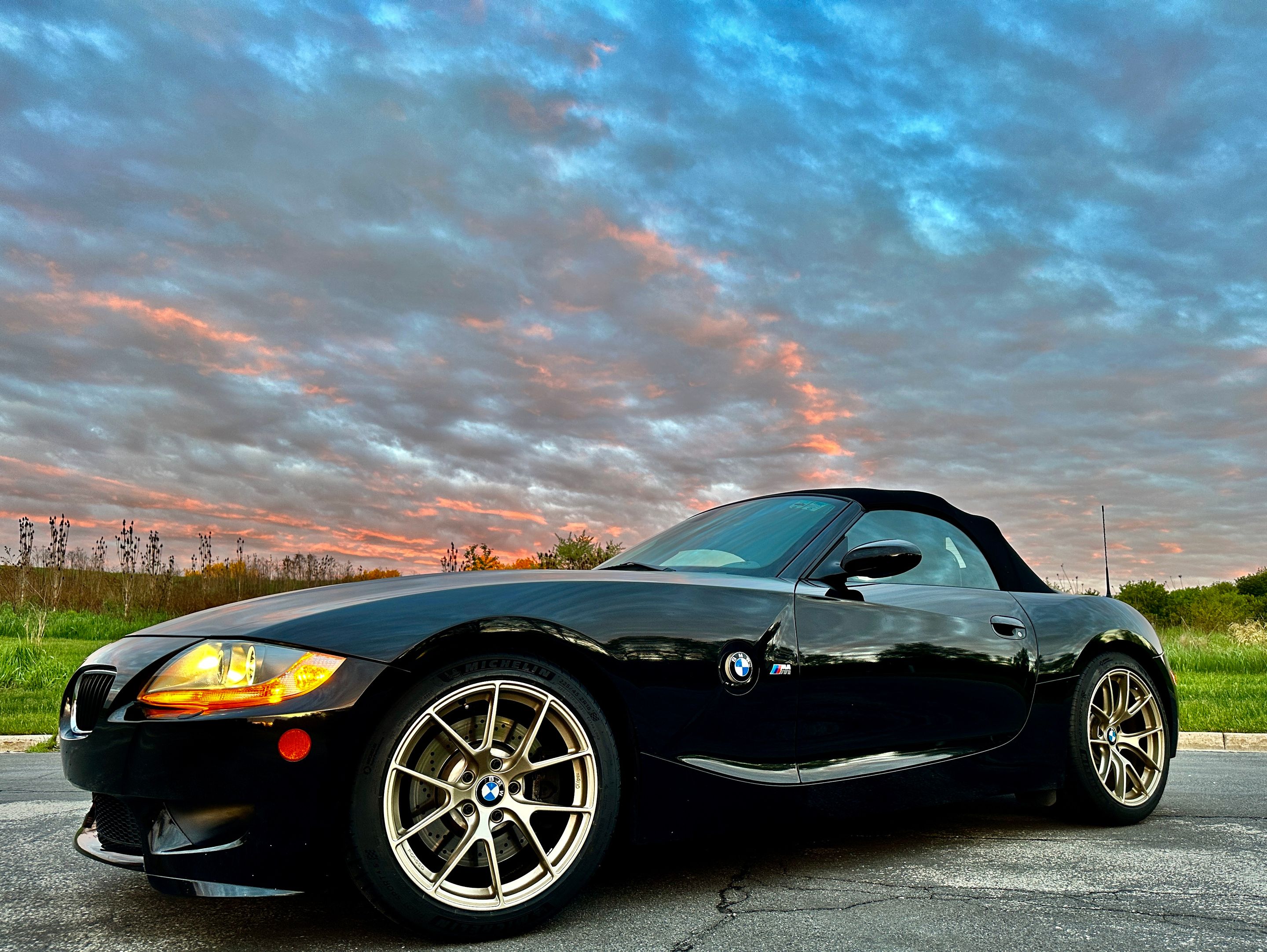 Black BMW E85 Roadster Z4 M with 18" VS-5RS Apex wheels in Motorsport Gold
