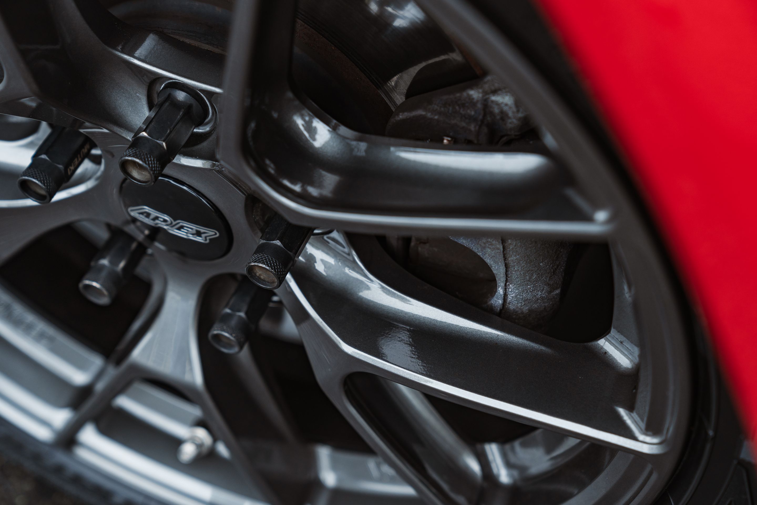 Red Honda S2000 with 17" VS-5RS Apex wheels in Anthracite