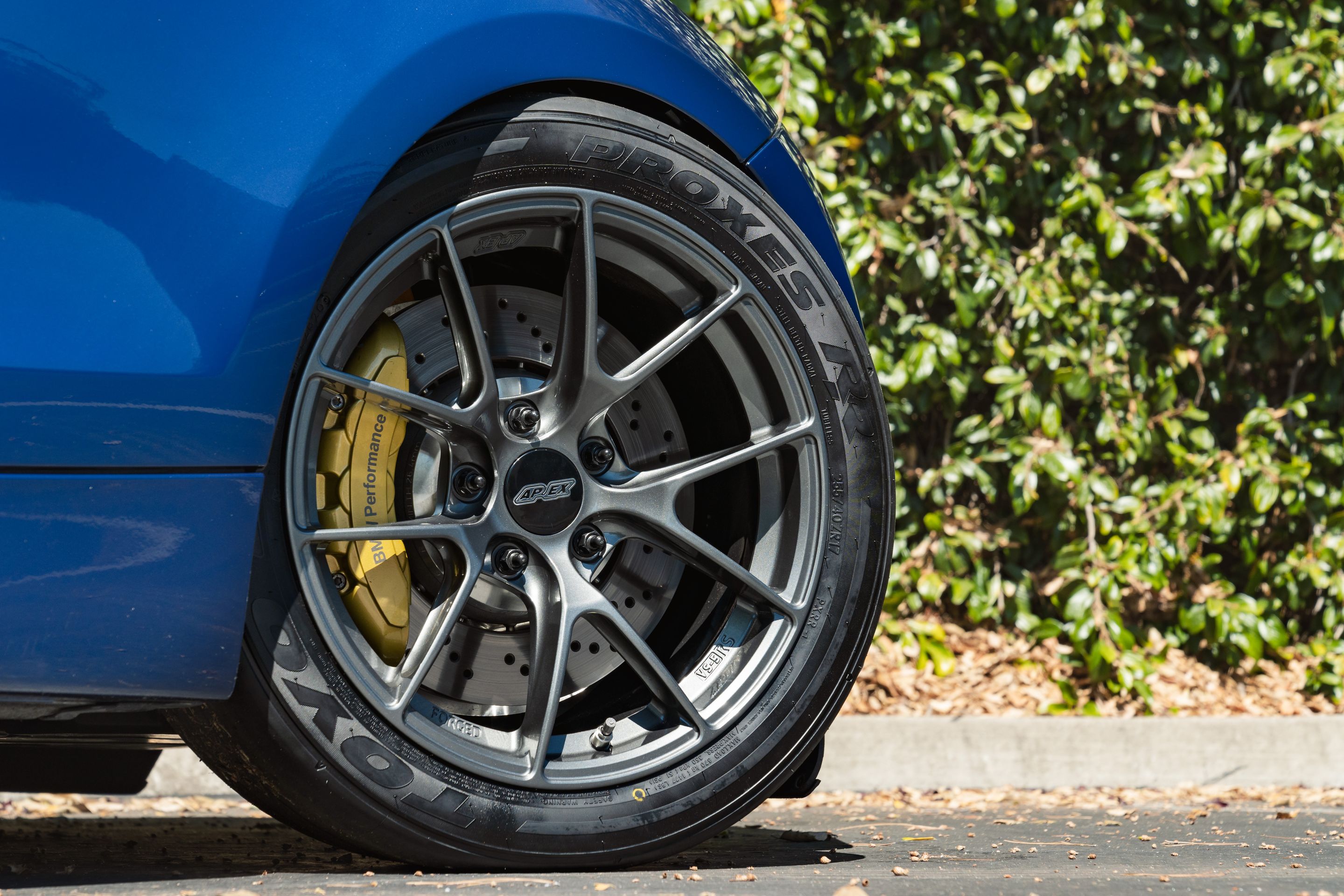 Blue BMW E82 Coupe 1 Series with 17" VS-5RS Apex wheels in Anthracite