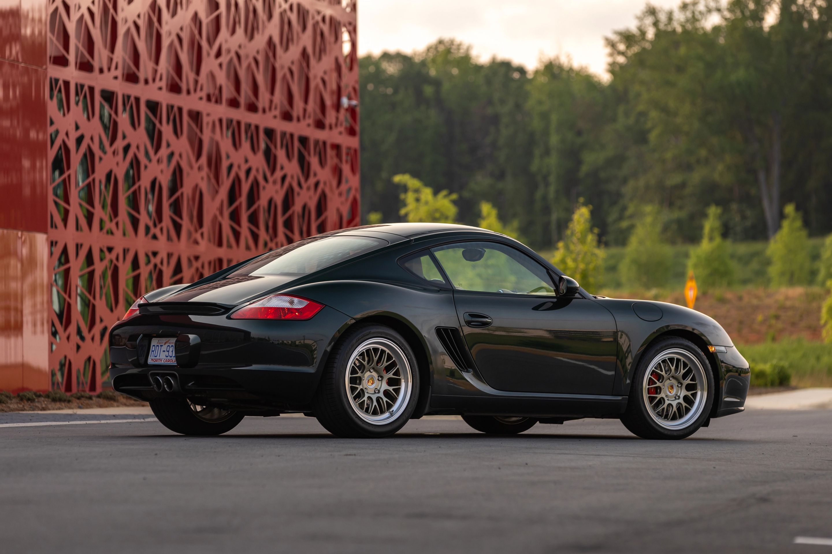 Green Porsche 987 Cayman S with 18" ML-10RT Apex wheels in Machined Lip Gloss Motorsport Gold