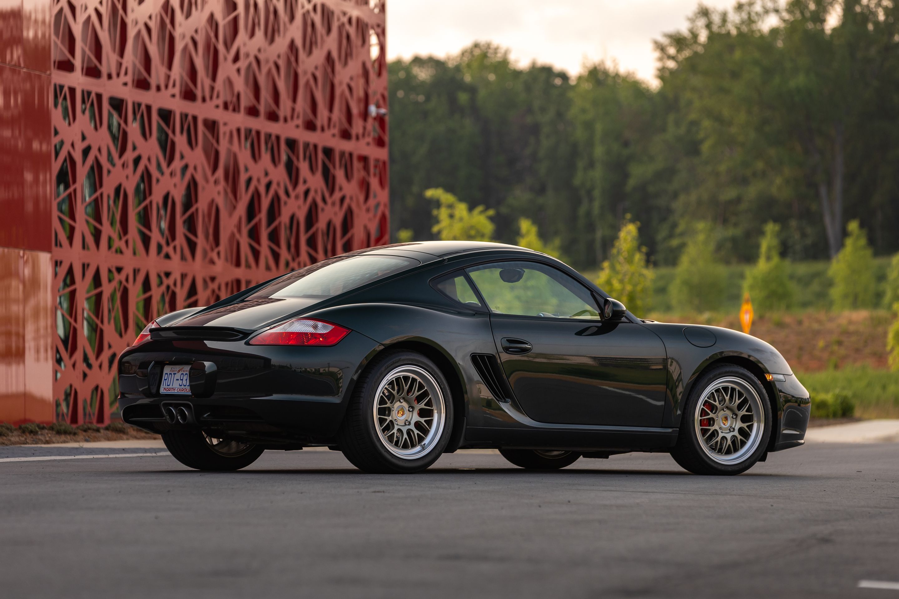 Green Porsche 987 Cayman S with 18" ML-10RT Apex wheels in Machined Lip Gloss Motorsport Gold