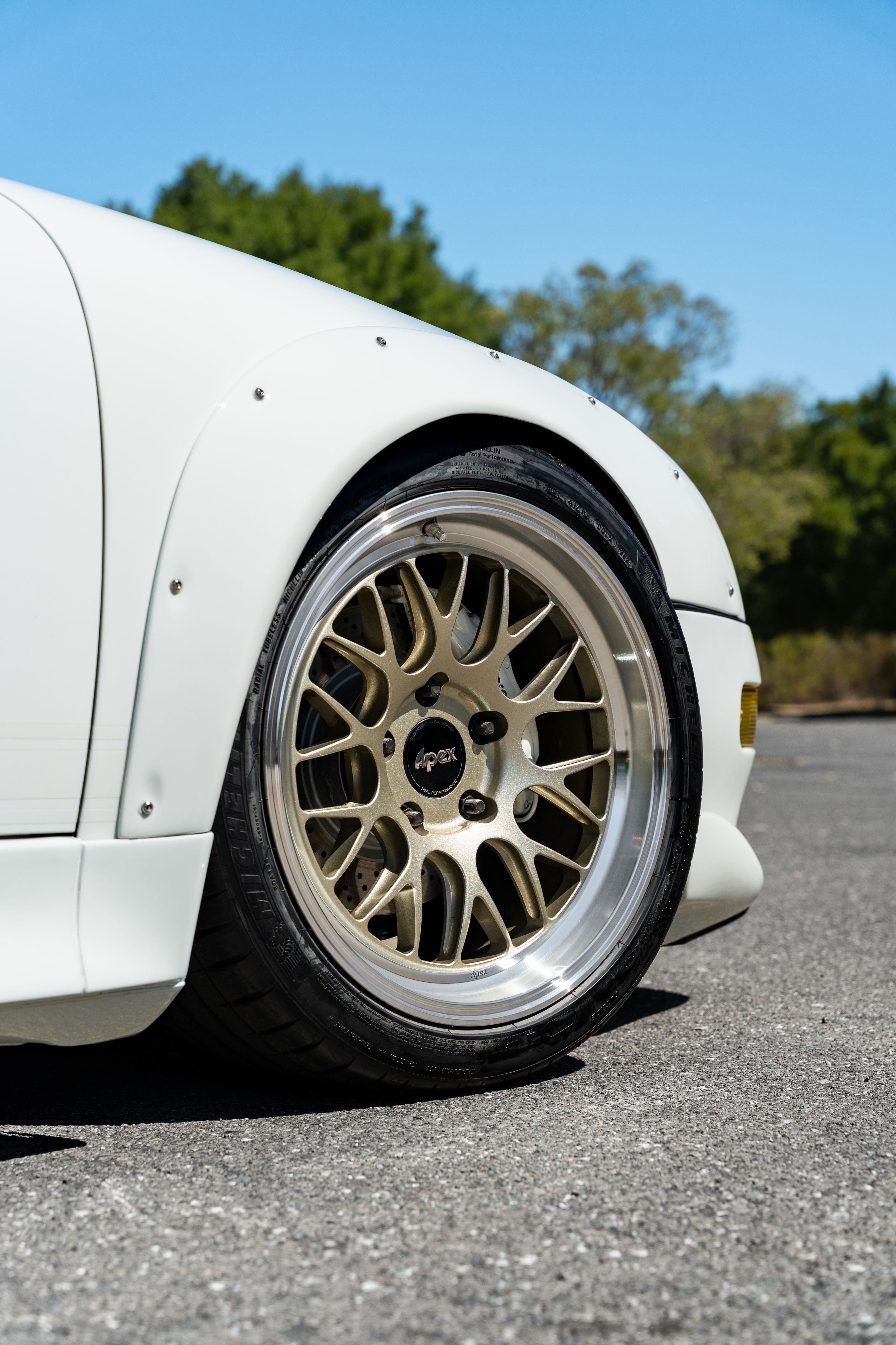 White Porsche 911 993 Carrera with 18" ML-10RT Apex wheels in Machined Lip Gloss Motorsport Gold