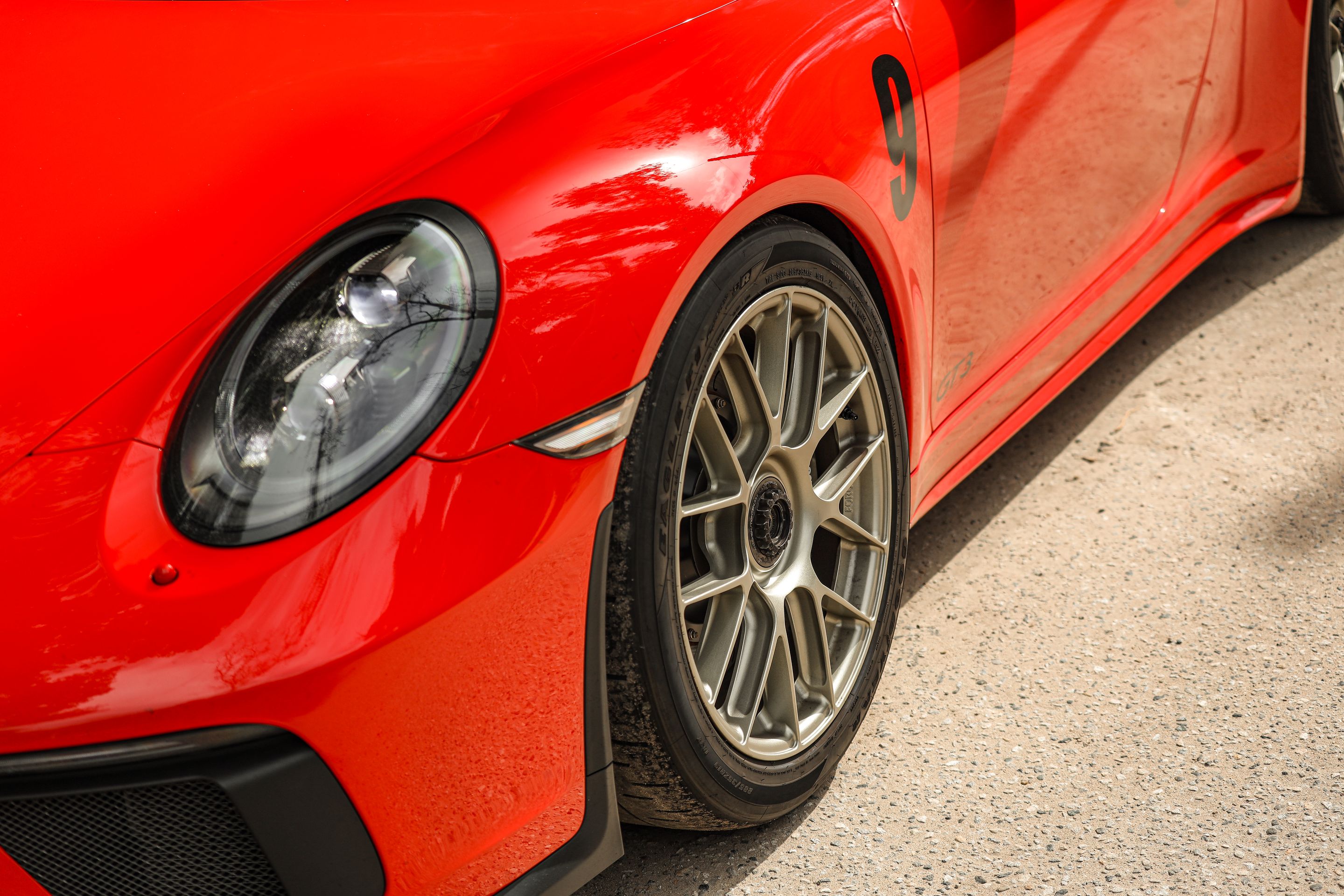 Red Porsche 911 991.2 GT3 with 19" EC-7RS Apex wheels in Motorsport Gold