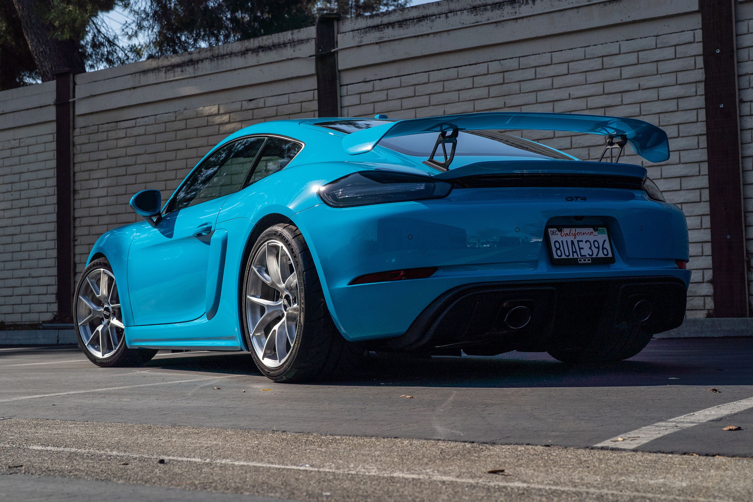 Blue Porsche 718 Cayman GT4 with 19" VS-5RS Apex wheels in Brushed Clear
