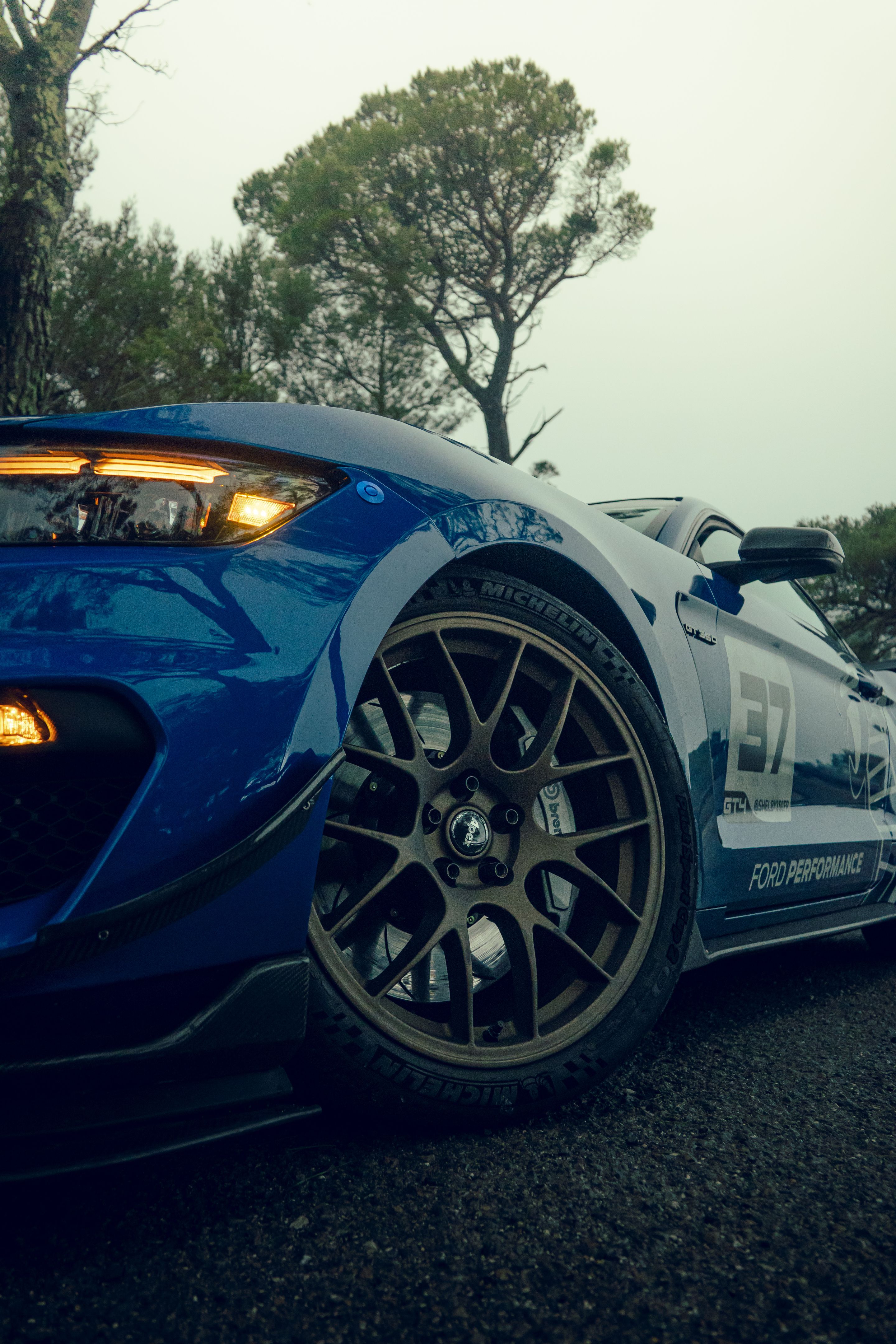 Blue Ford S550 Mustang GT350 with 19" EC-7 Apex wheels in Satin Bronze