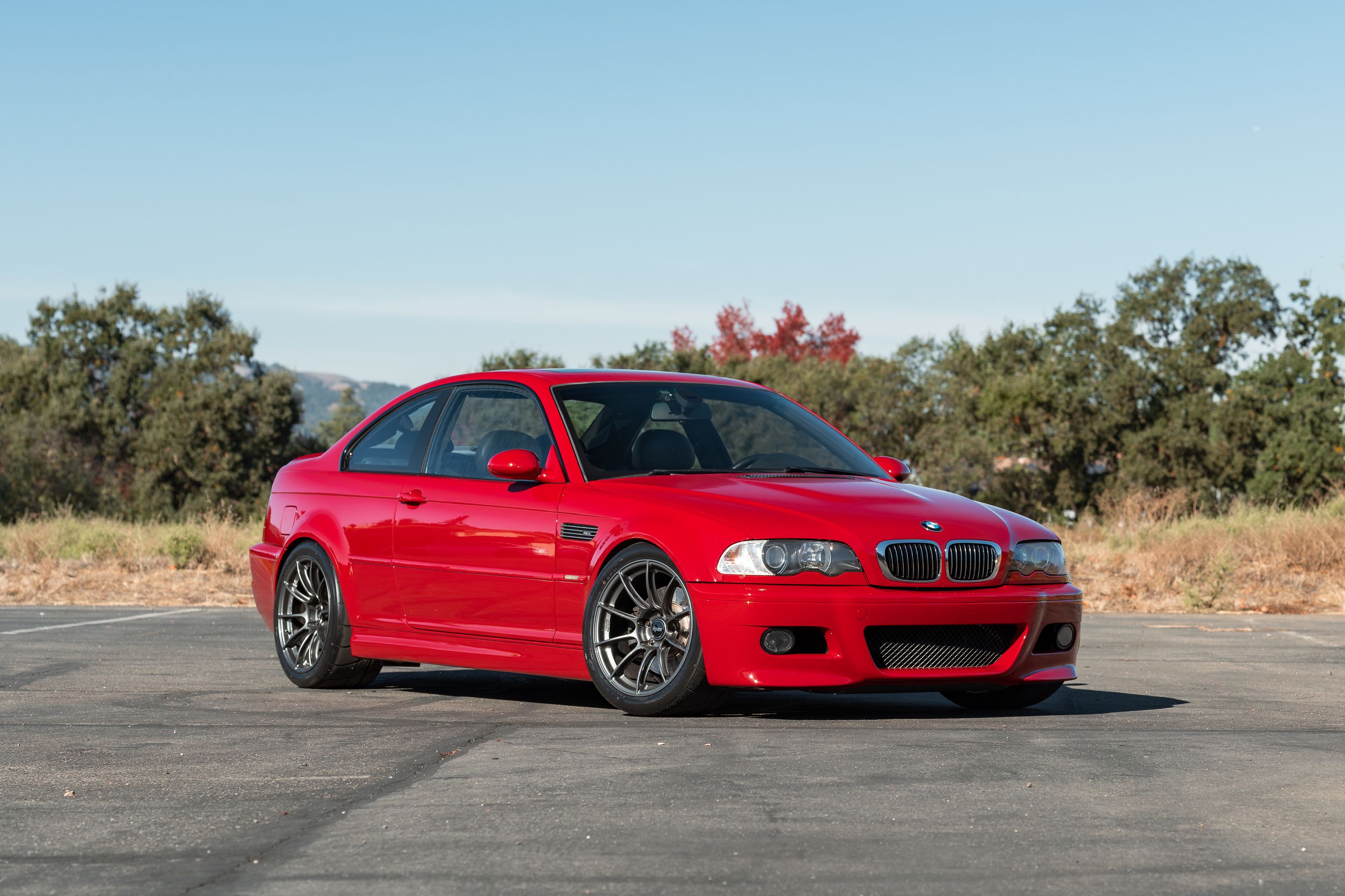 Red BMW E46 M3 with 18" SM-10RS Apex wheels in Anthracite