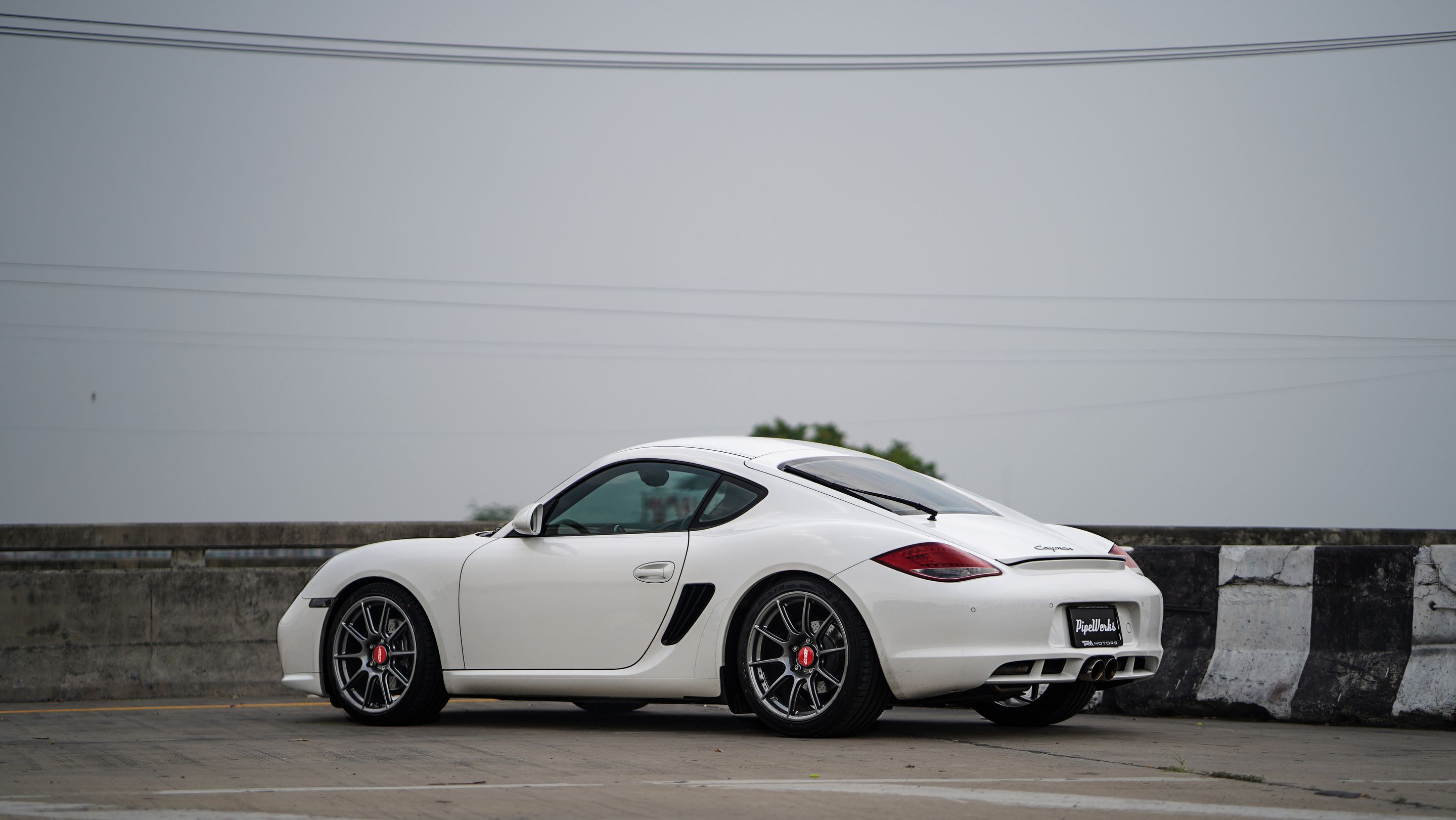 White Porsche 987 Cayman Base with 19" SM-10 Apex wheels in Anthracite