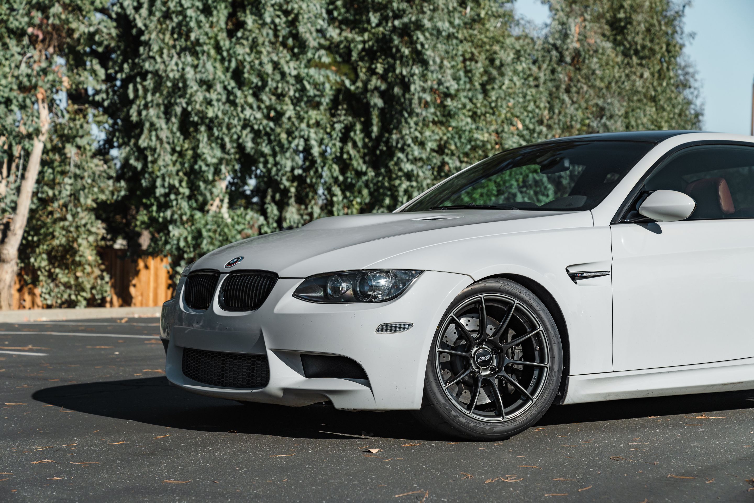 White BMW E92 Coupe M3 with 18" SM-10RS Apex wheels in Anthracite