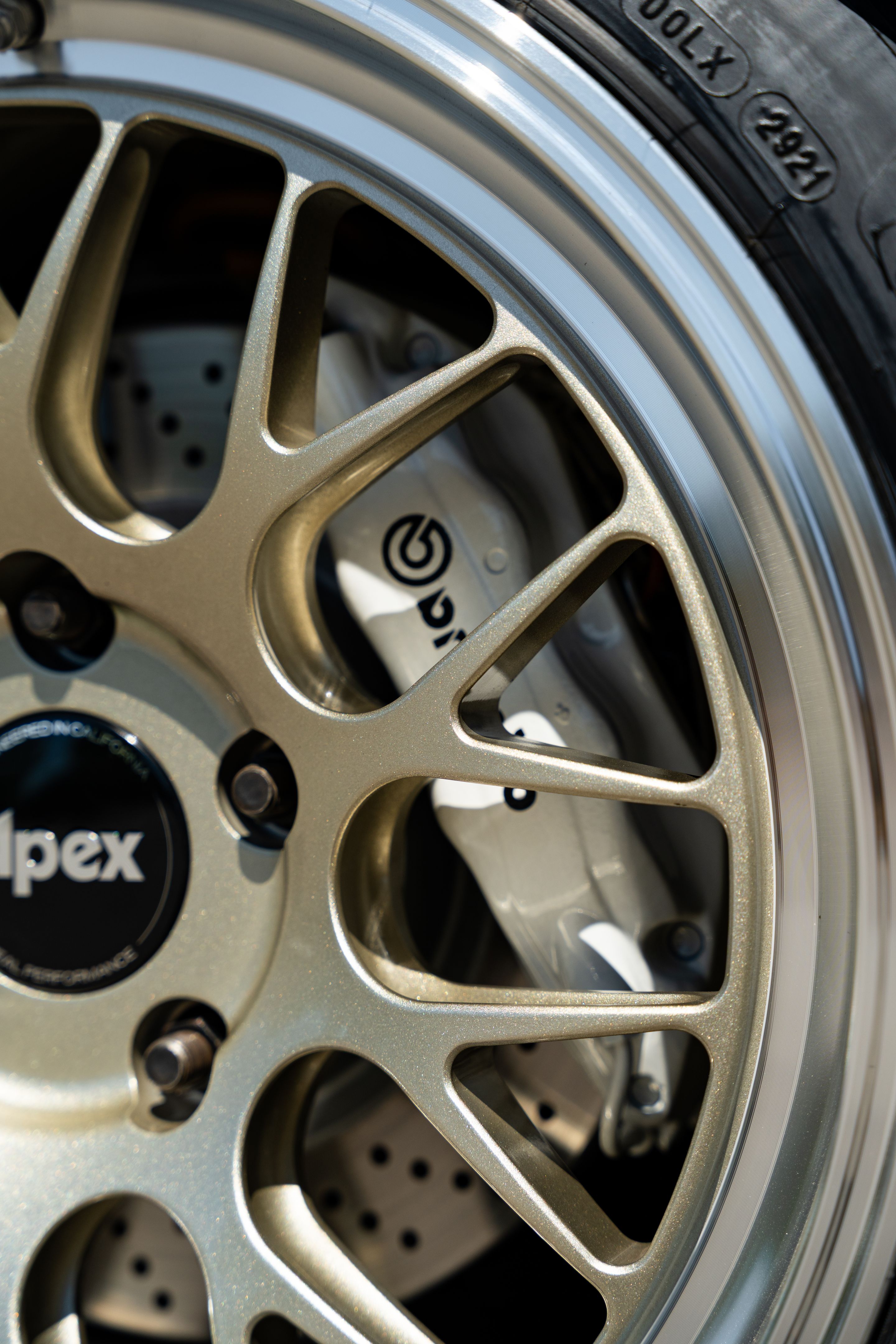 White Porsche 911 993 Carrera with 18" ML-10RT Apex wheels in Machined Lip Gloss Motorsport Gold